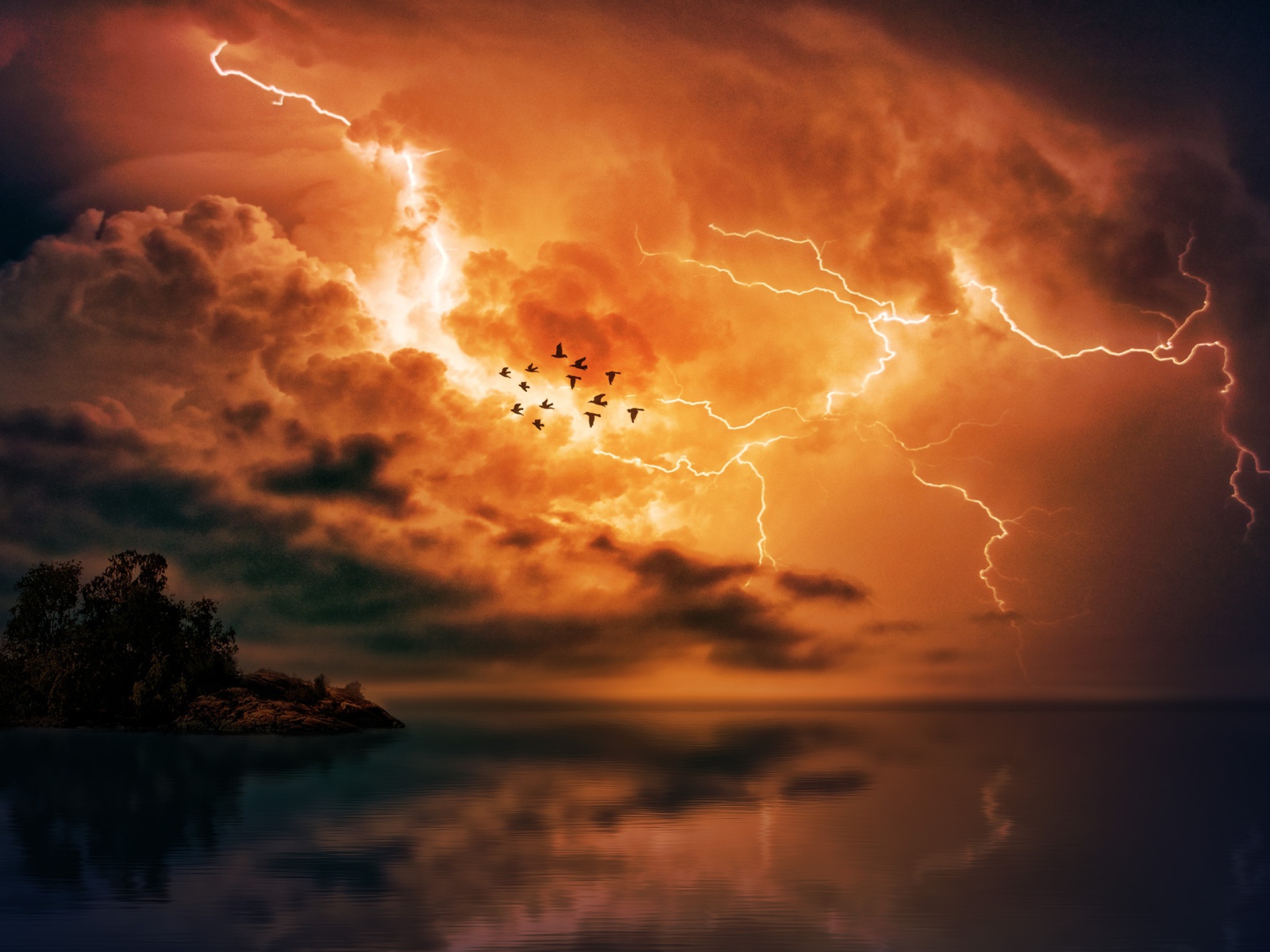 Красное грозовое небо пронзила молния