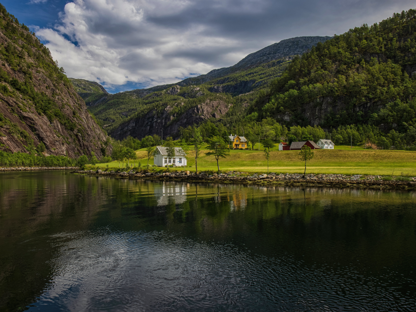 Глубокая река у высокой горы