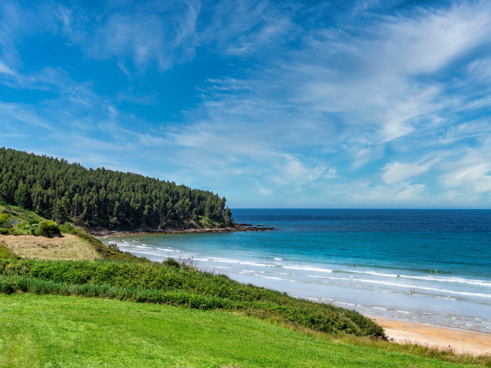 Красивое голубое небо с белыми облаками над морем 