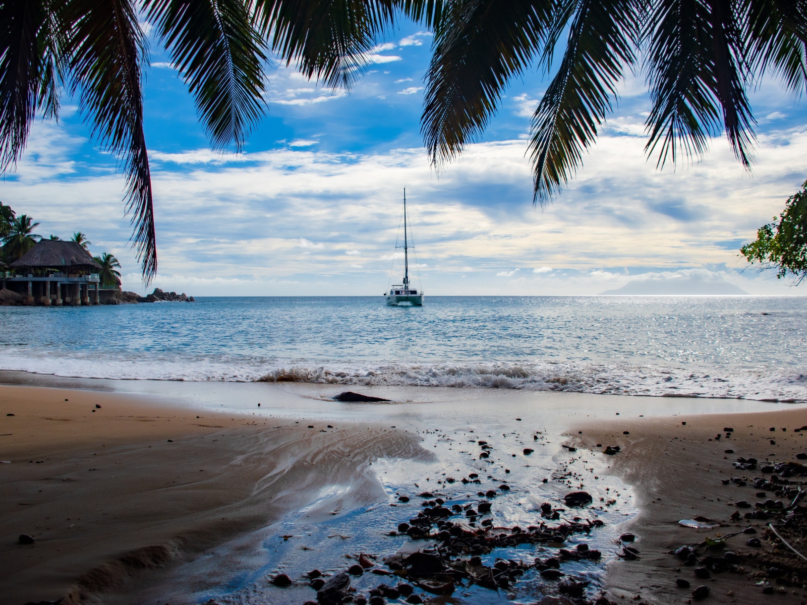 Красивый вид на море с тропического пляжа