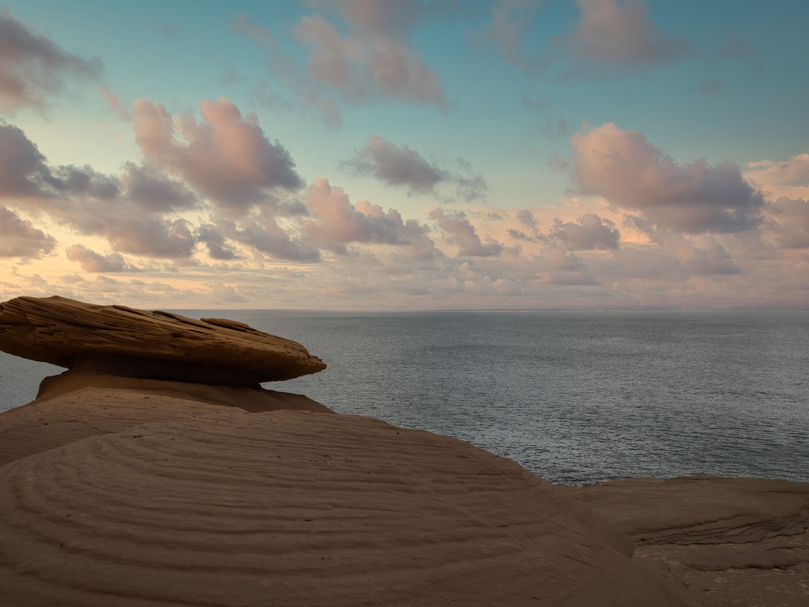 Большой камень на берегу моря 