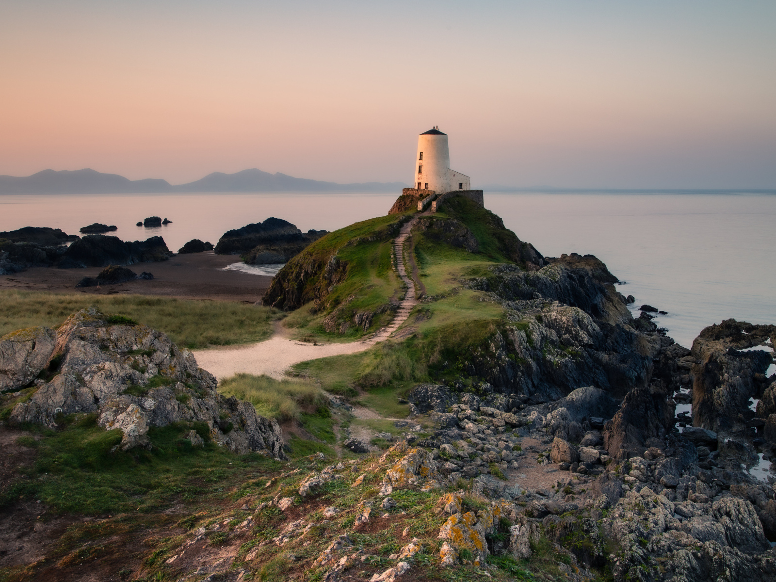 Маяк на краю утеса у моря, Великобритания 