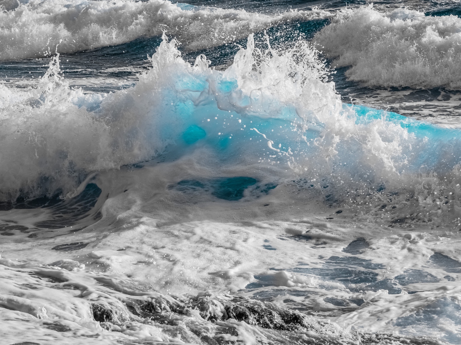 Бушующие морские волны с белой пеной 