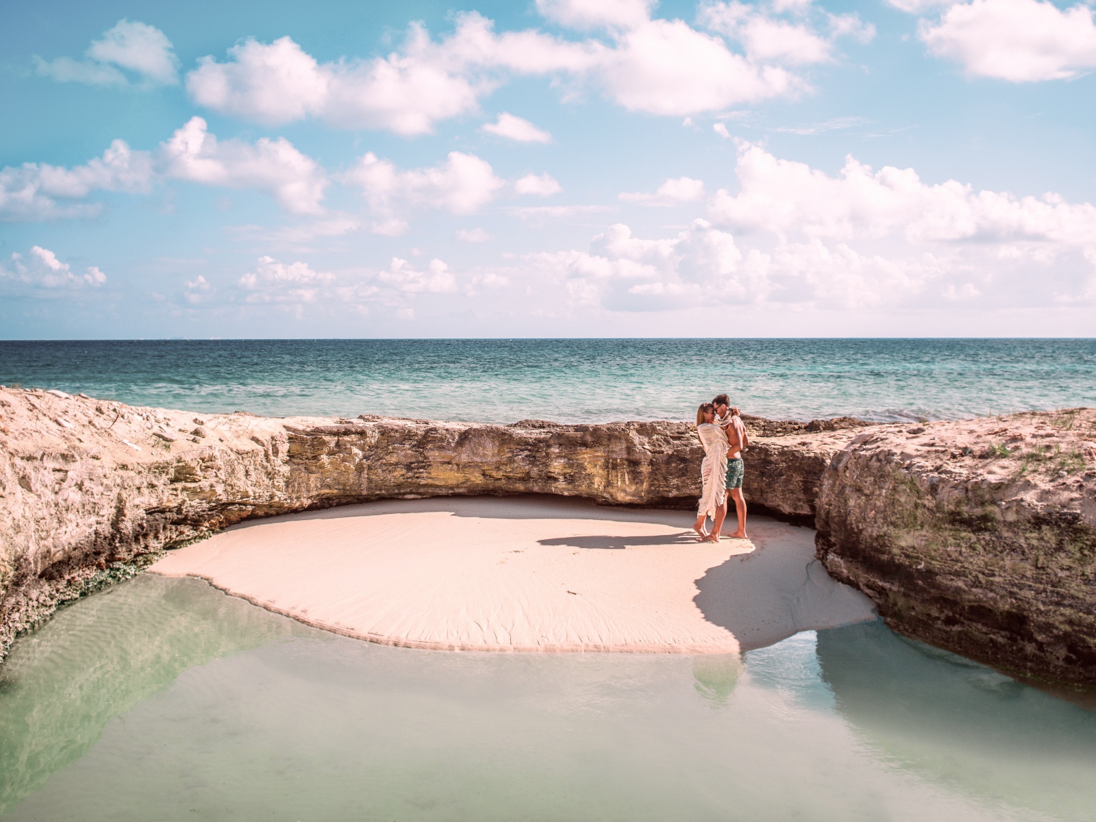 Каменное ограждение на морском пляже летом 