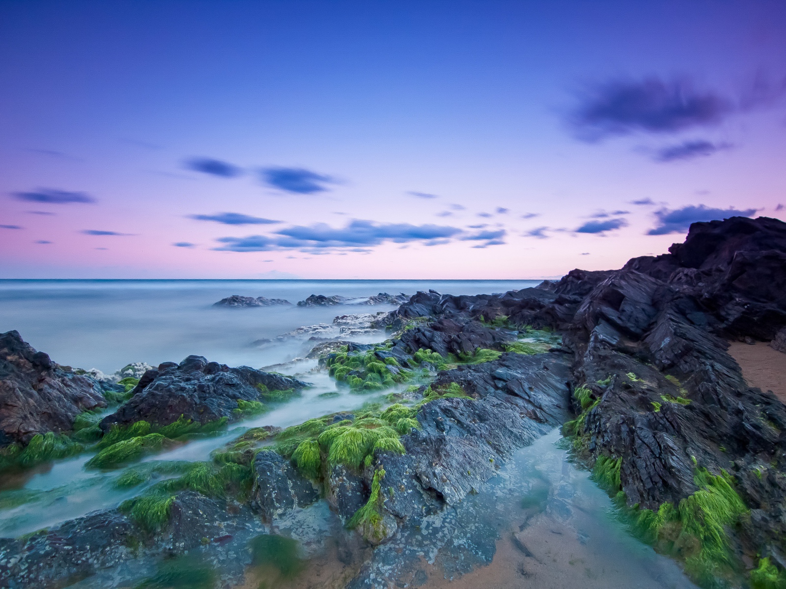 Камни на берегу моря в сумерках