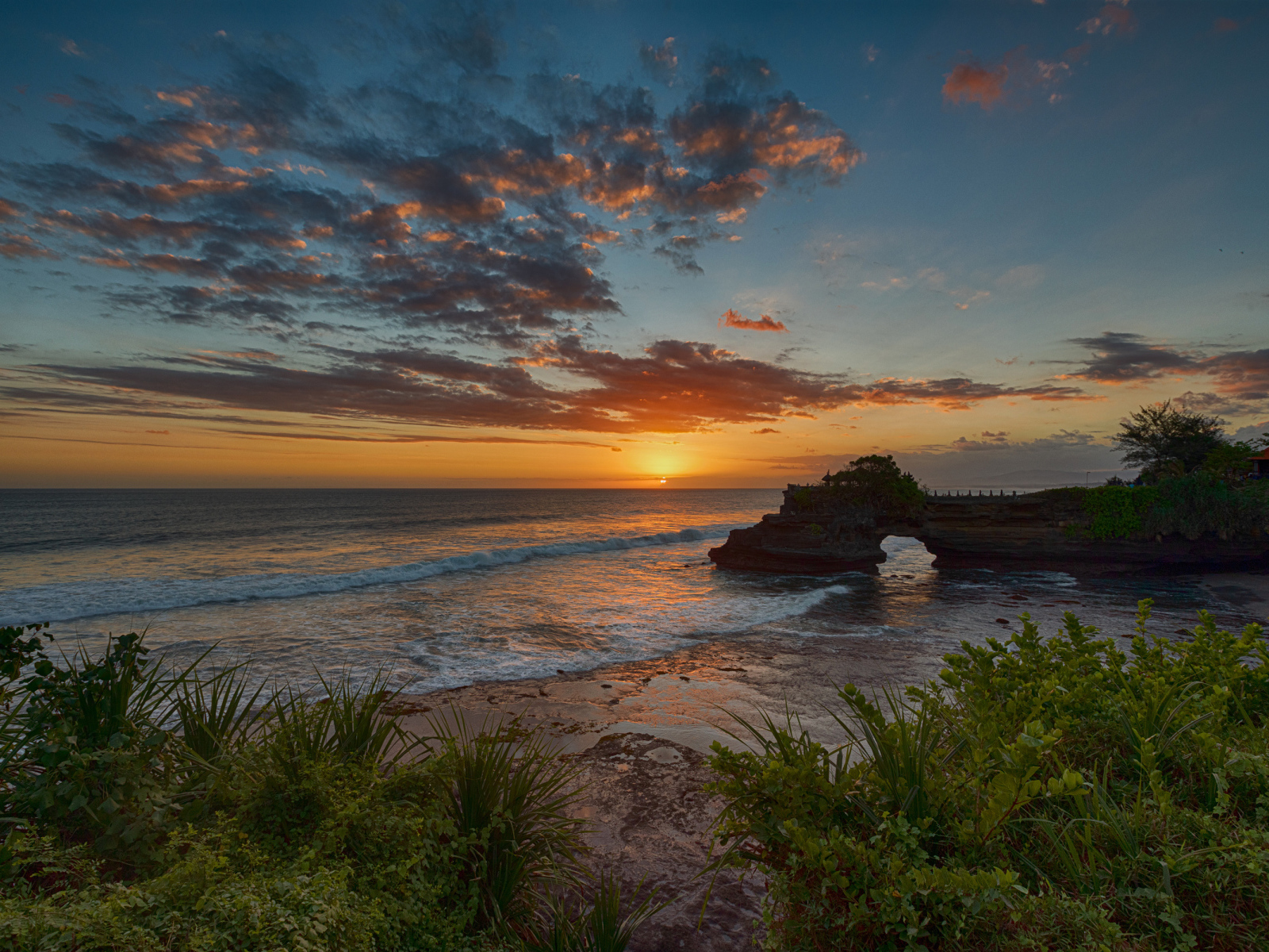 Красивый закат солнца на побережье