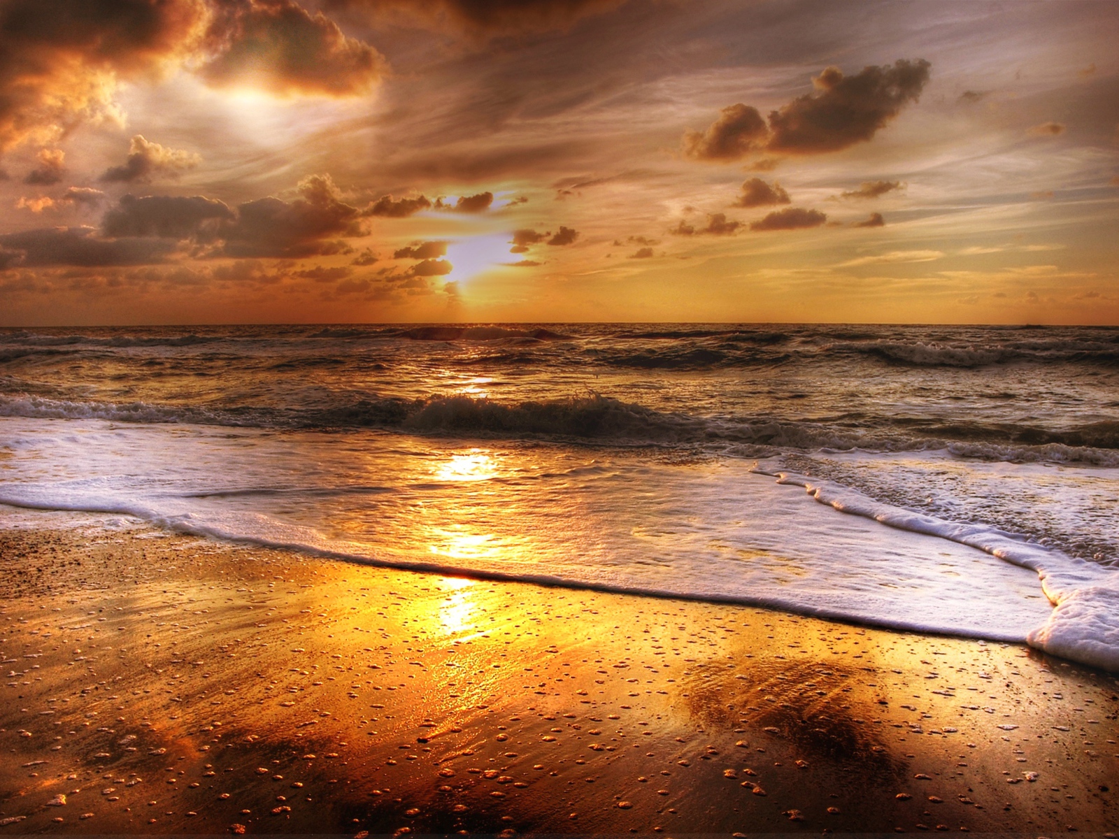 Яркое летнее солнце на закате над морем