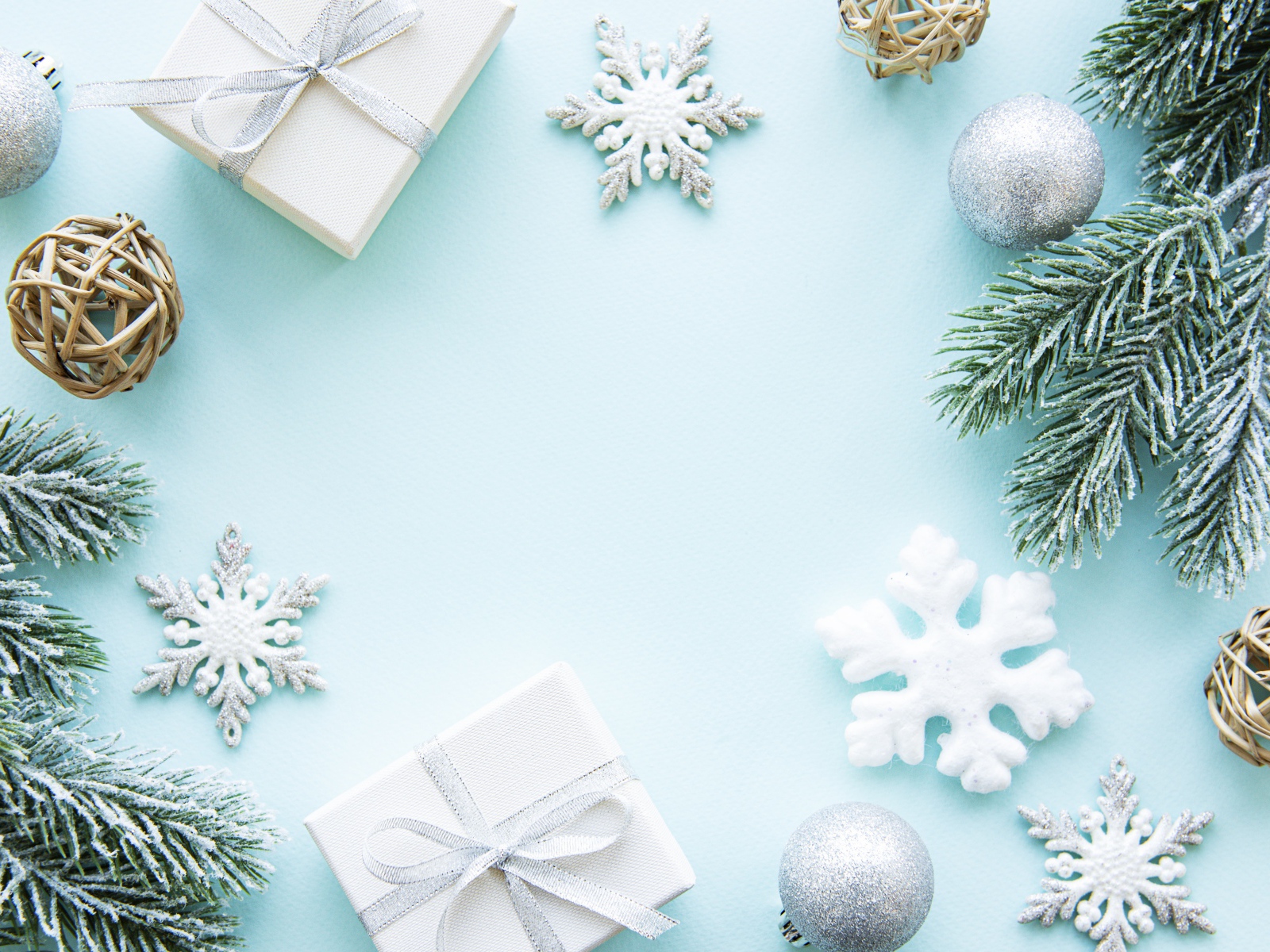Красивый голубой фон с подарками и снежинками с еловой веткой на Рождество