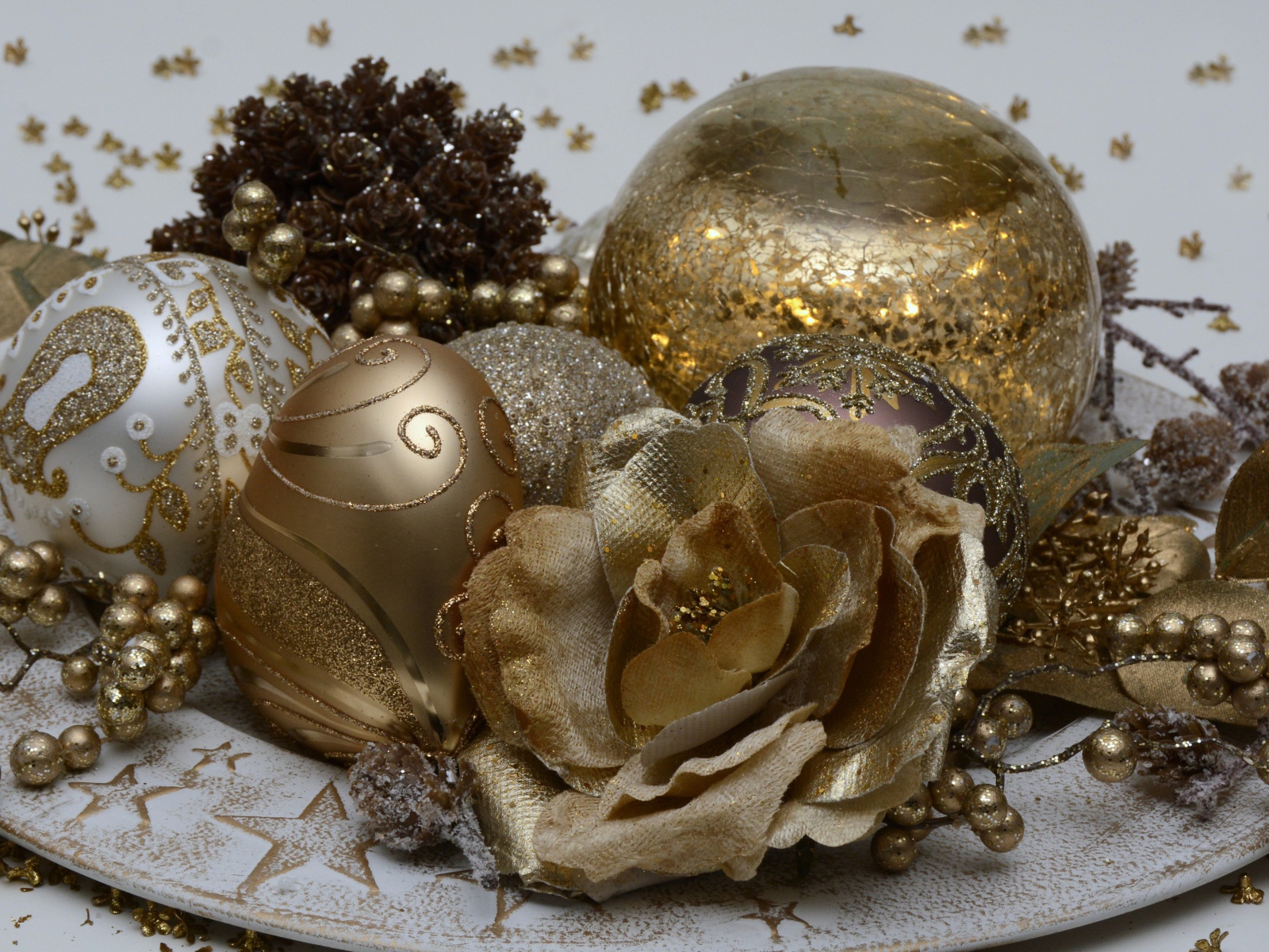 Красивые новогодние игрушки крупным планом