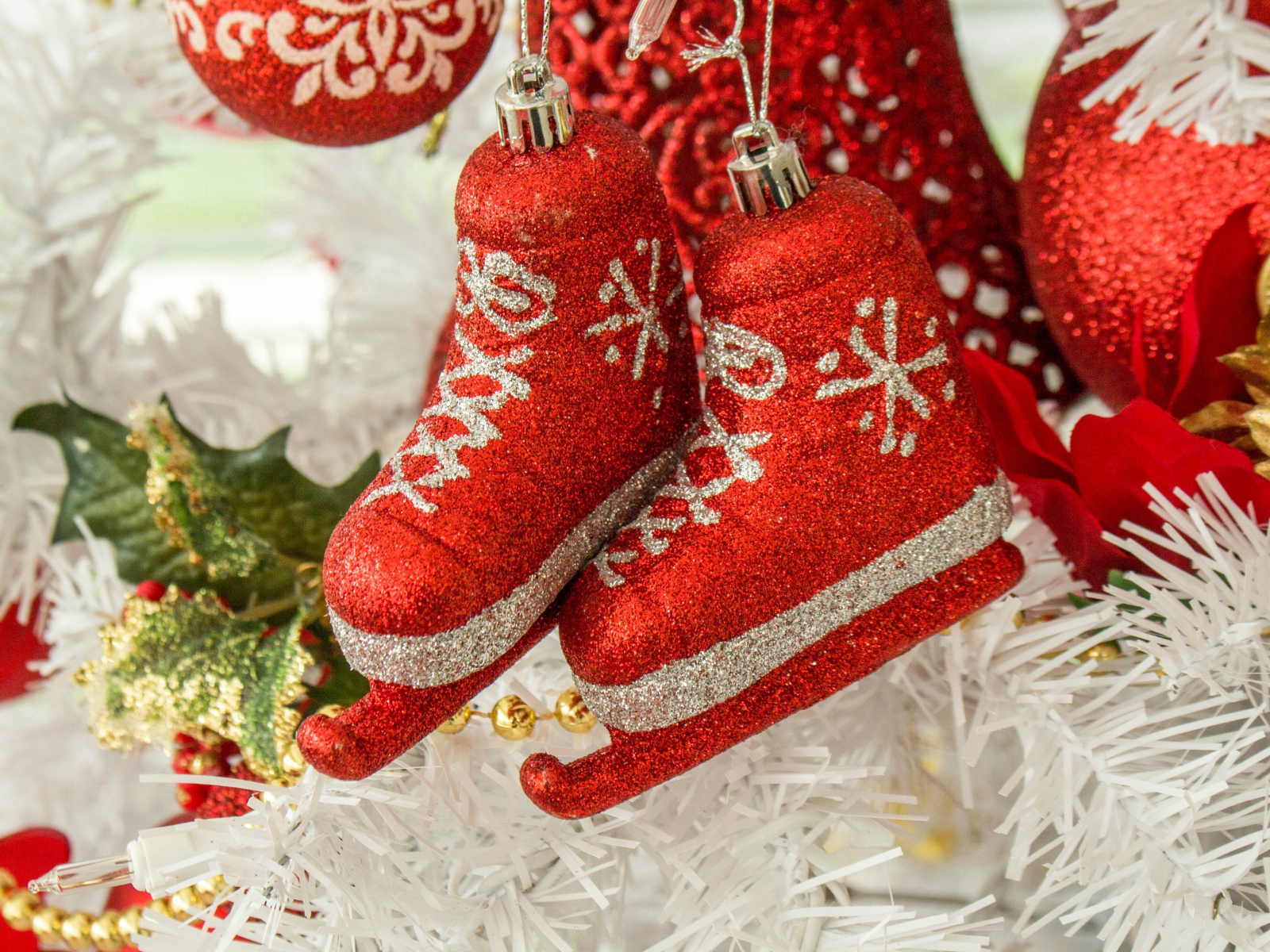 Красивые красные елочные игрушки 