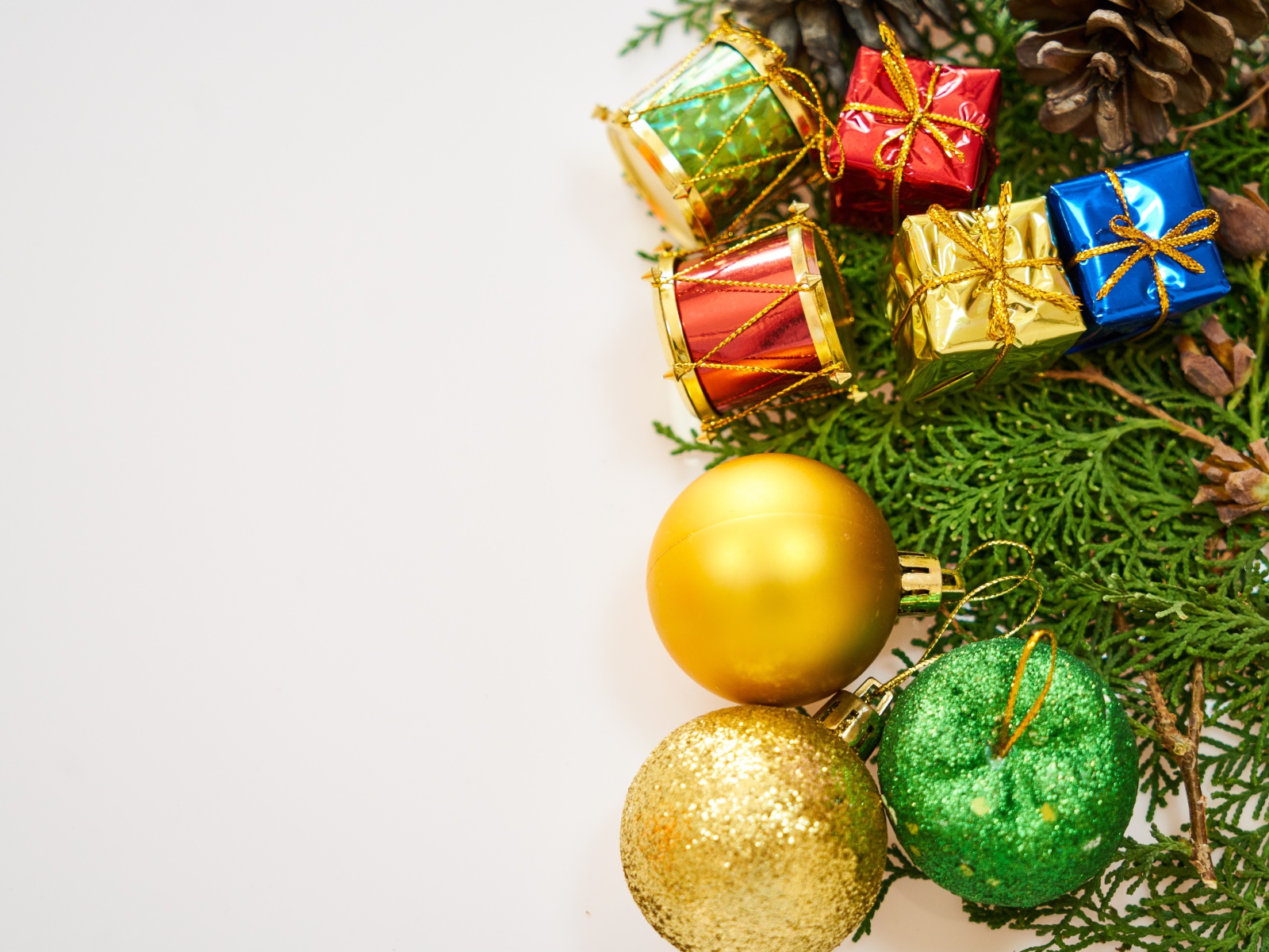 Елочные украшения с веткой на сером фоне 