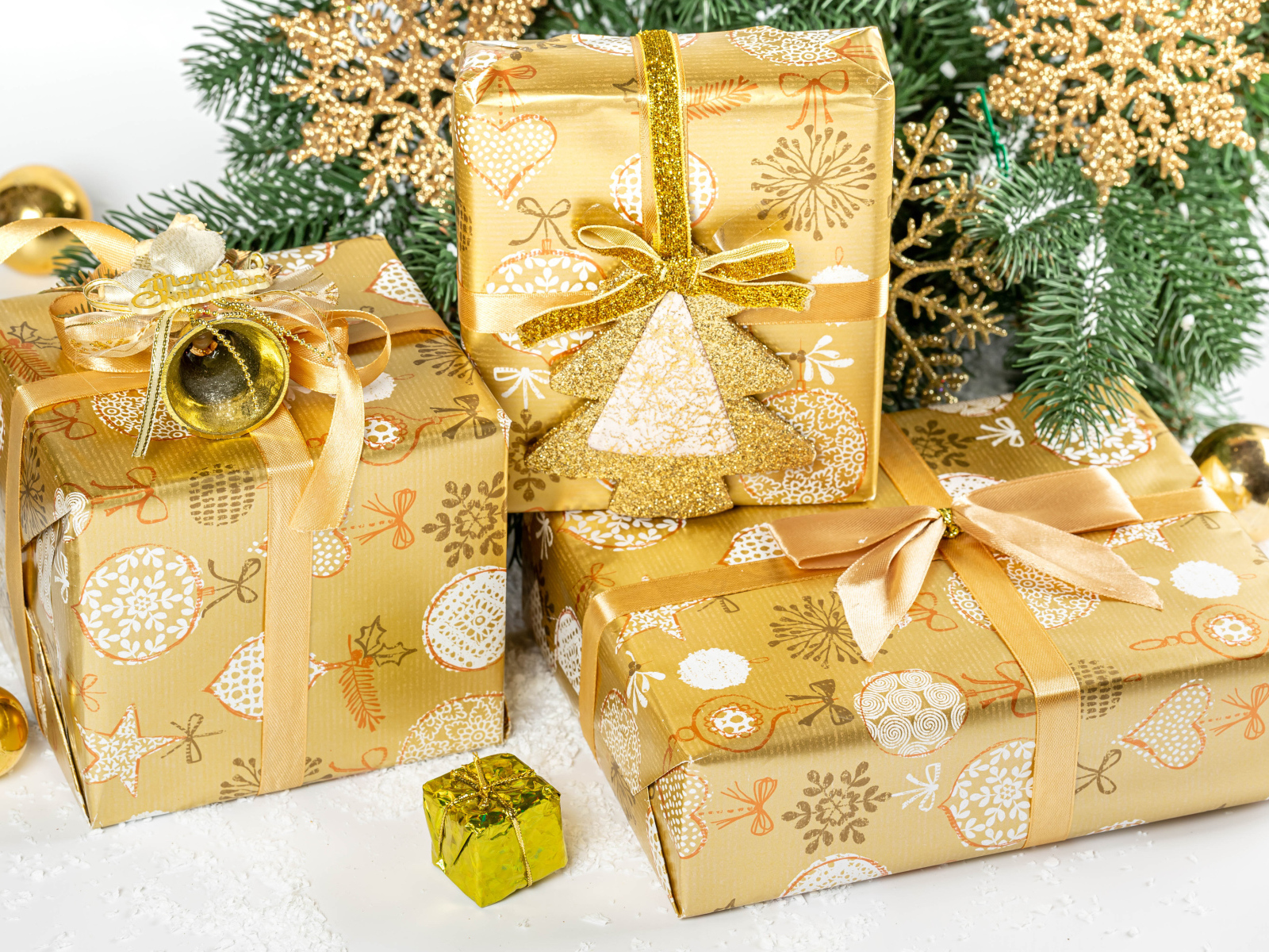 Три подарка под елью на новый год 2022 