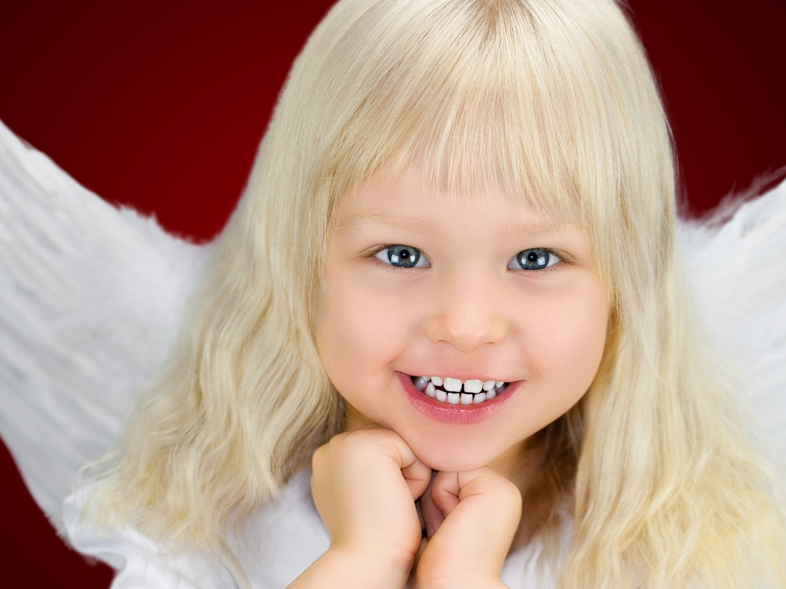 Голубоглазая девочка блондинка с крыльями ангела 