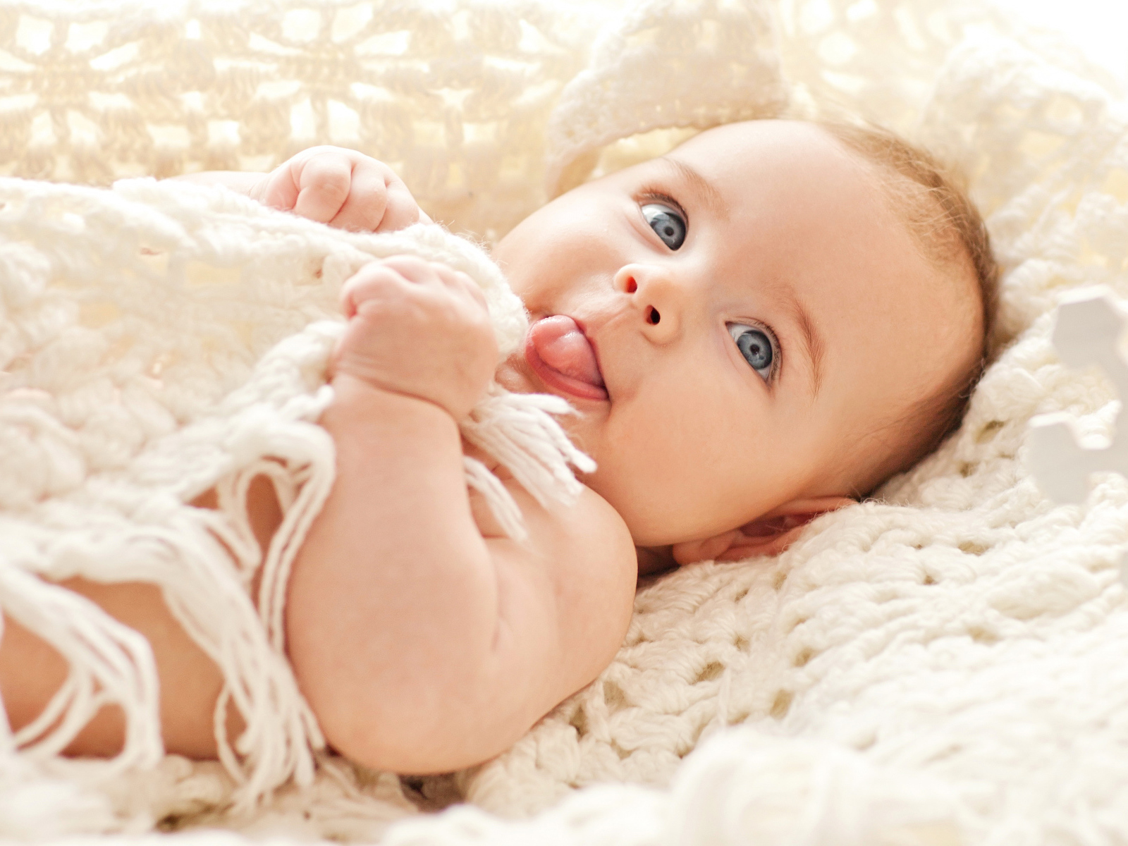 Забавный грудной ребенок с высунутым языком