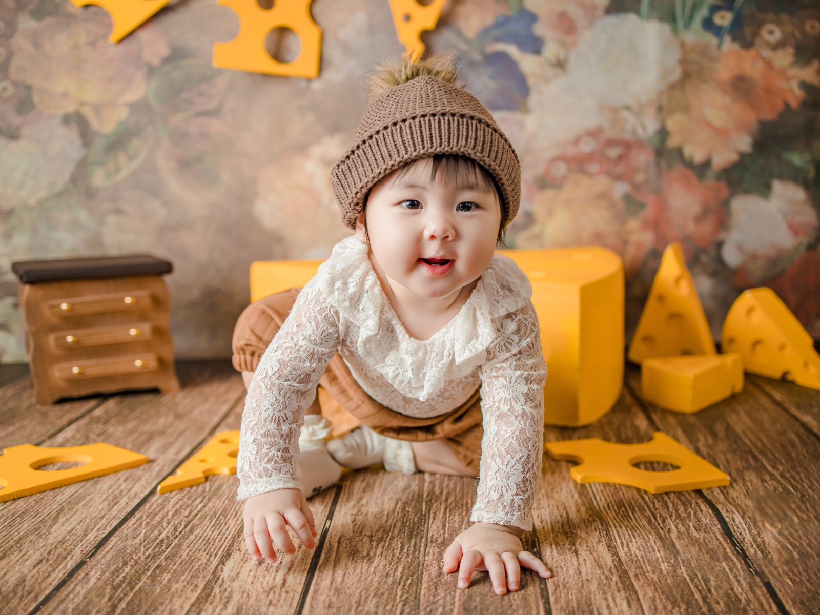 Маленький азиатский ребенок на полу с игрушками