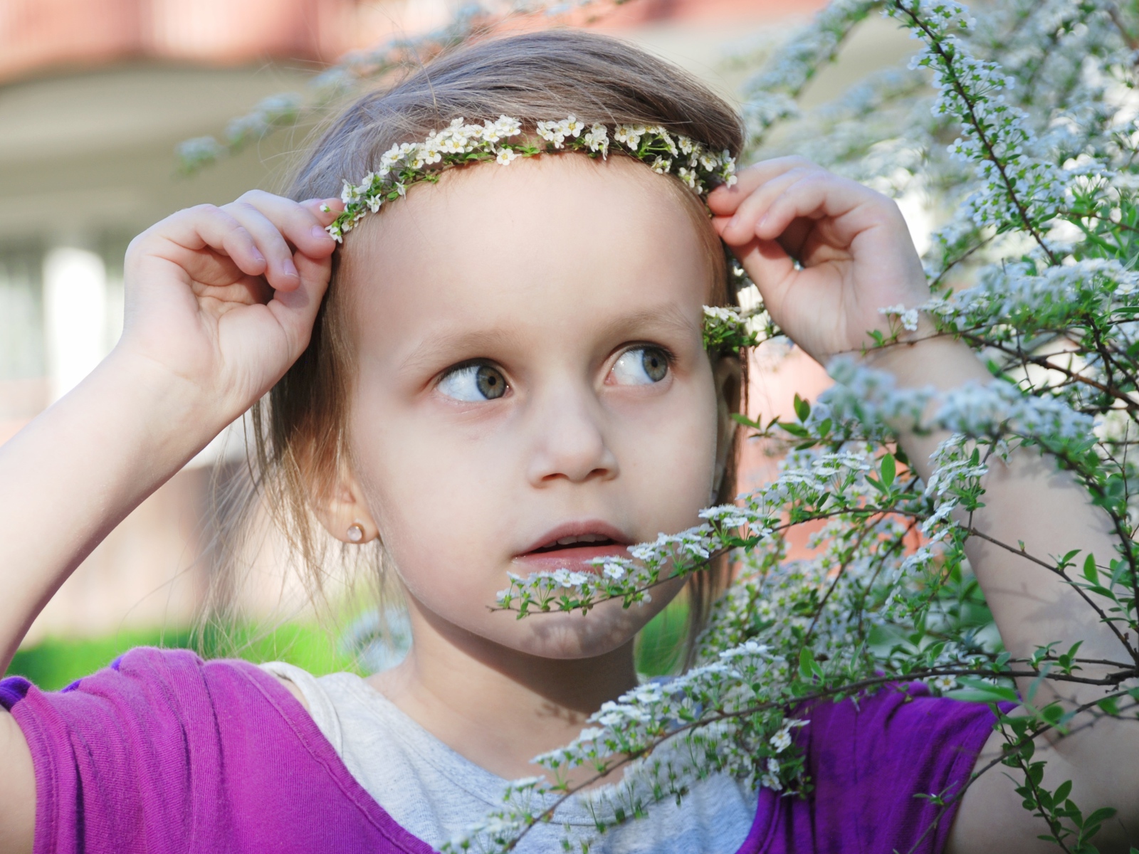 Маленькая девочка украсила голову белым цветком 