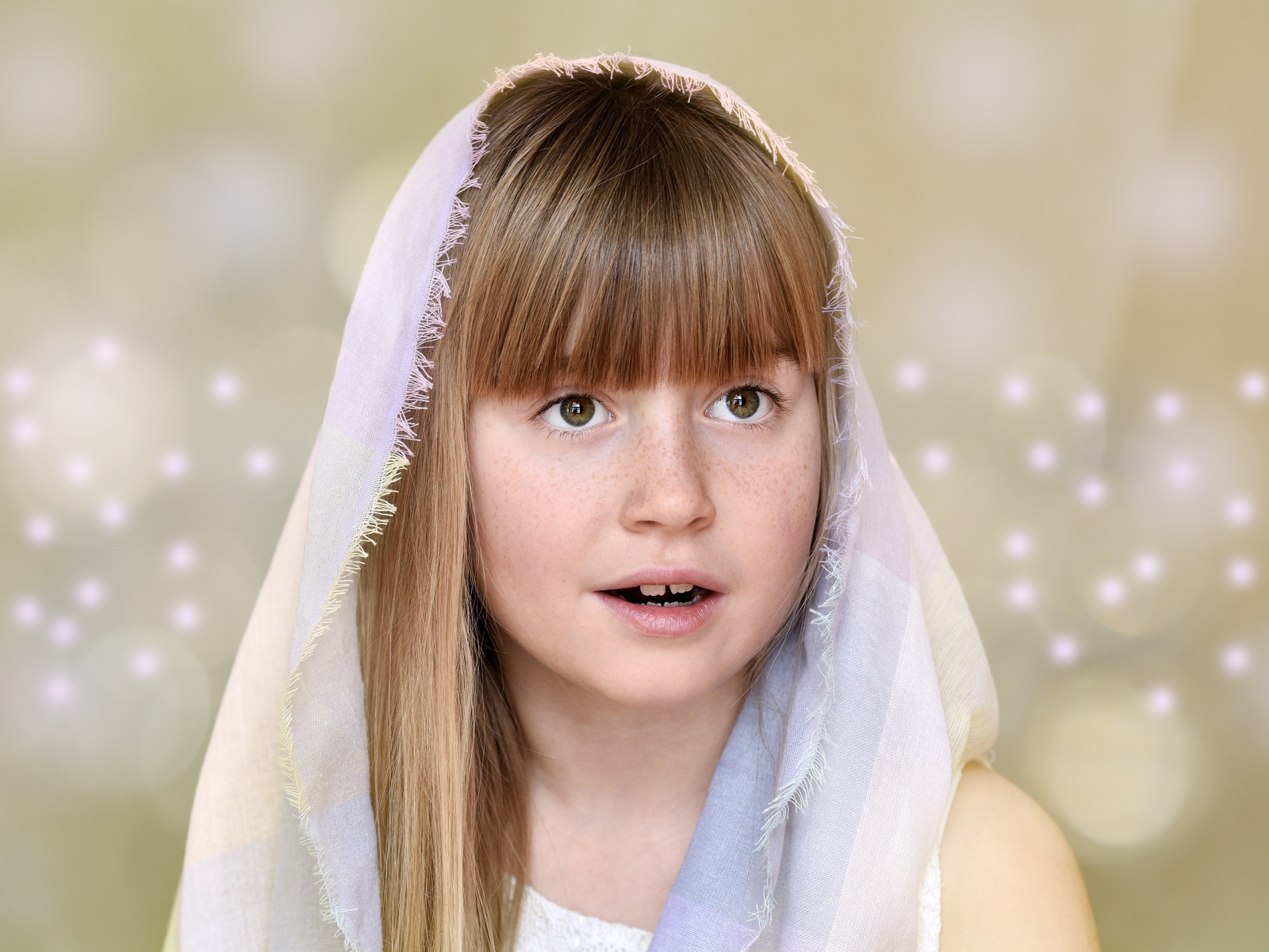 Маленькая девочка с накидкой на голове