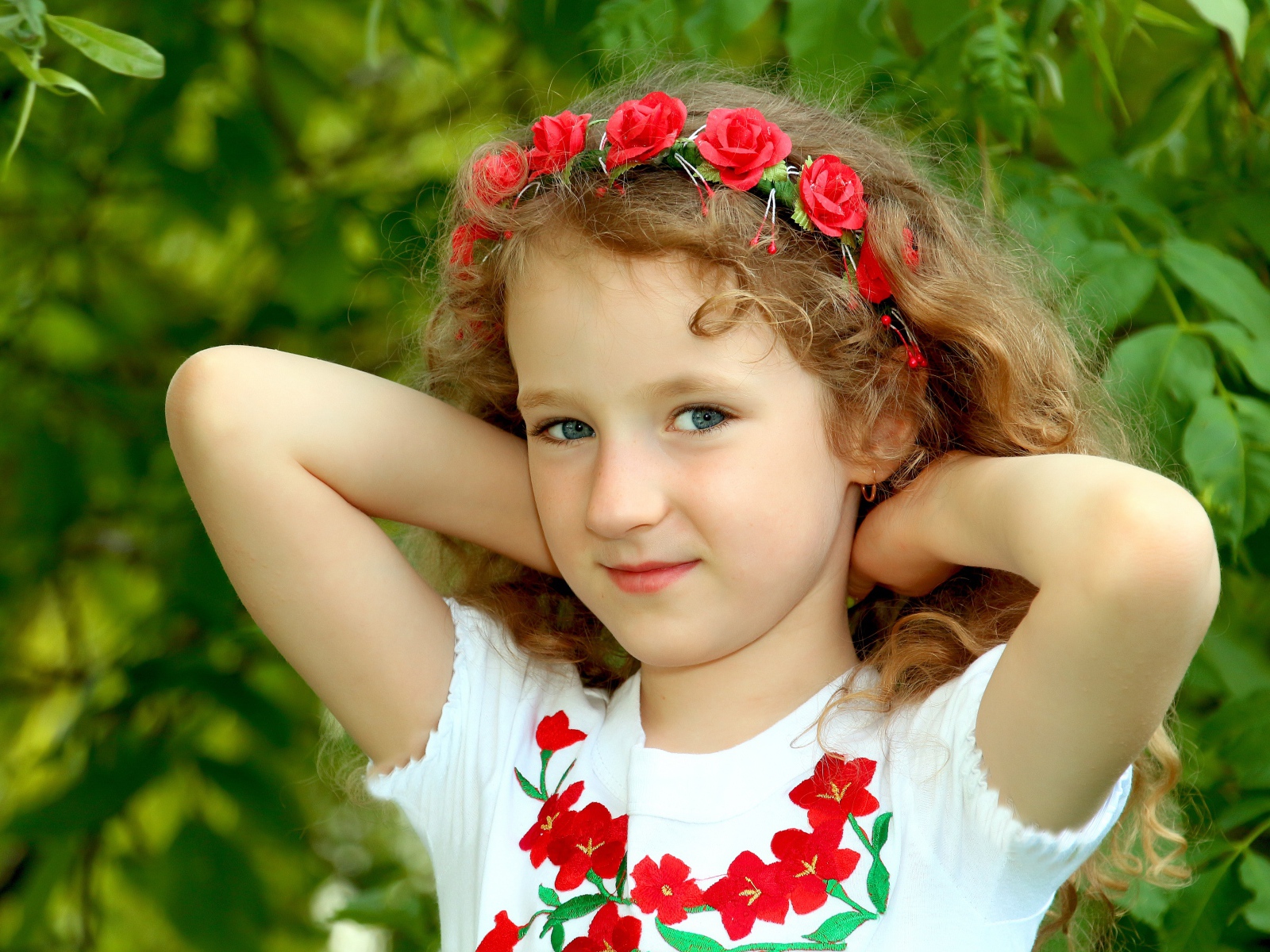 Маленькая  девочка с обручем с цветами на голове 