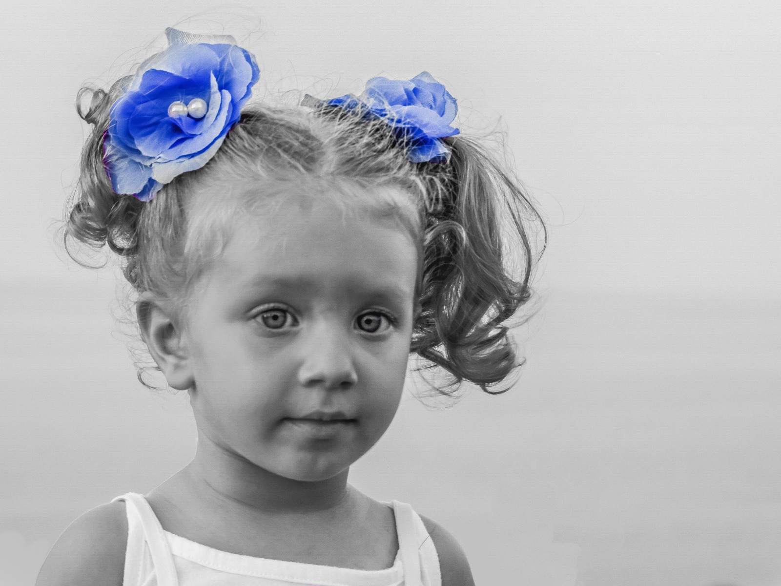 Маленькая девочка с голубыми бантиками в волосах 