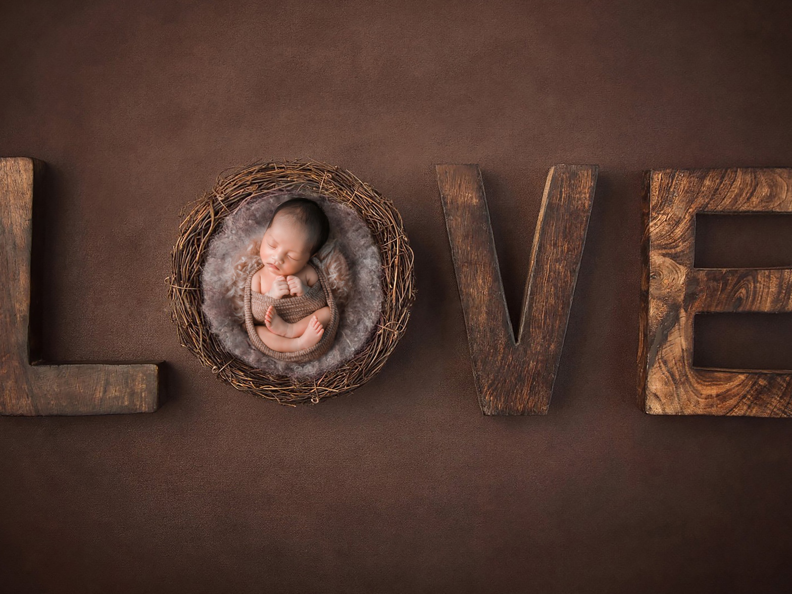 Маленький грудной ребенок с надписью любовь 