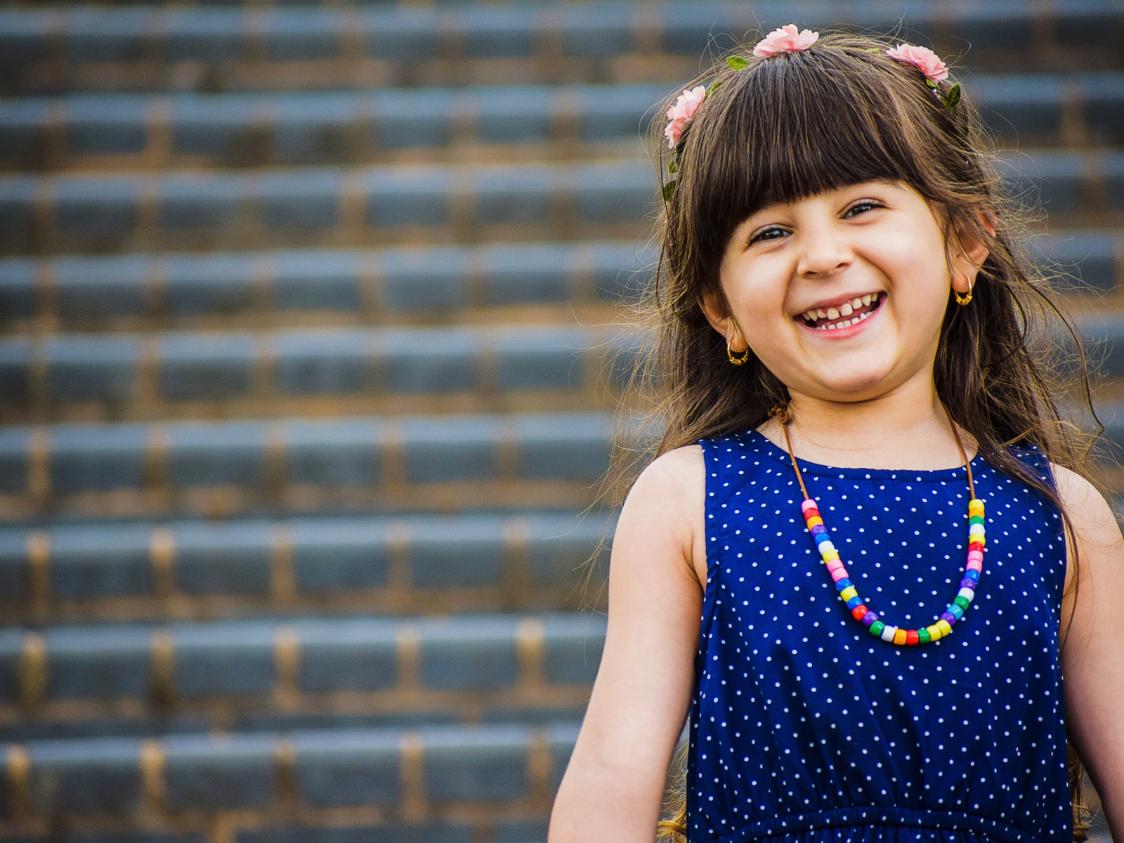 Улыбающаяся маленькая девочка в платье