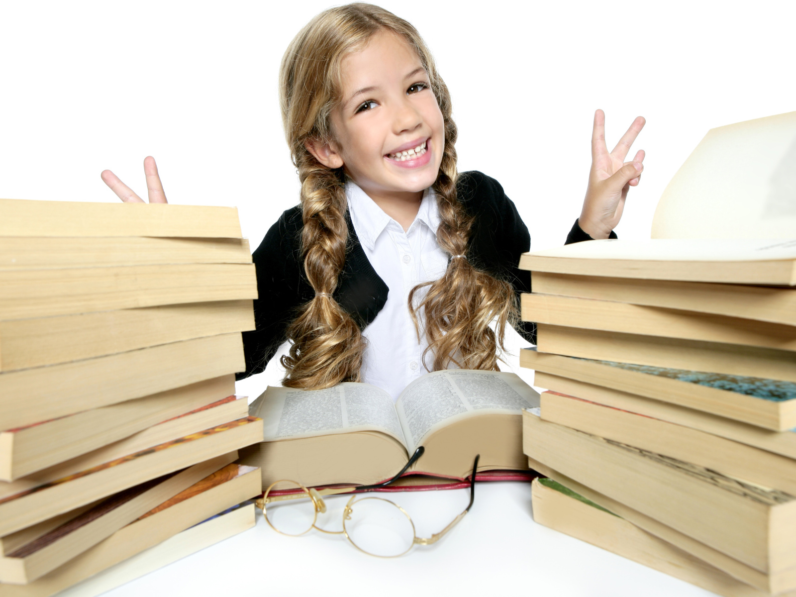 Улыбающаяся девочка школьница с книгами на белом фоне