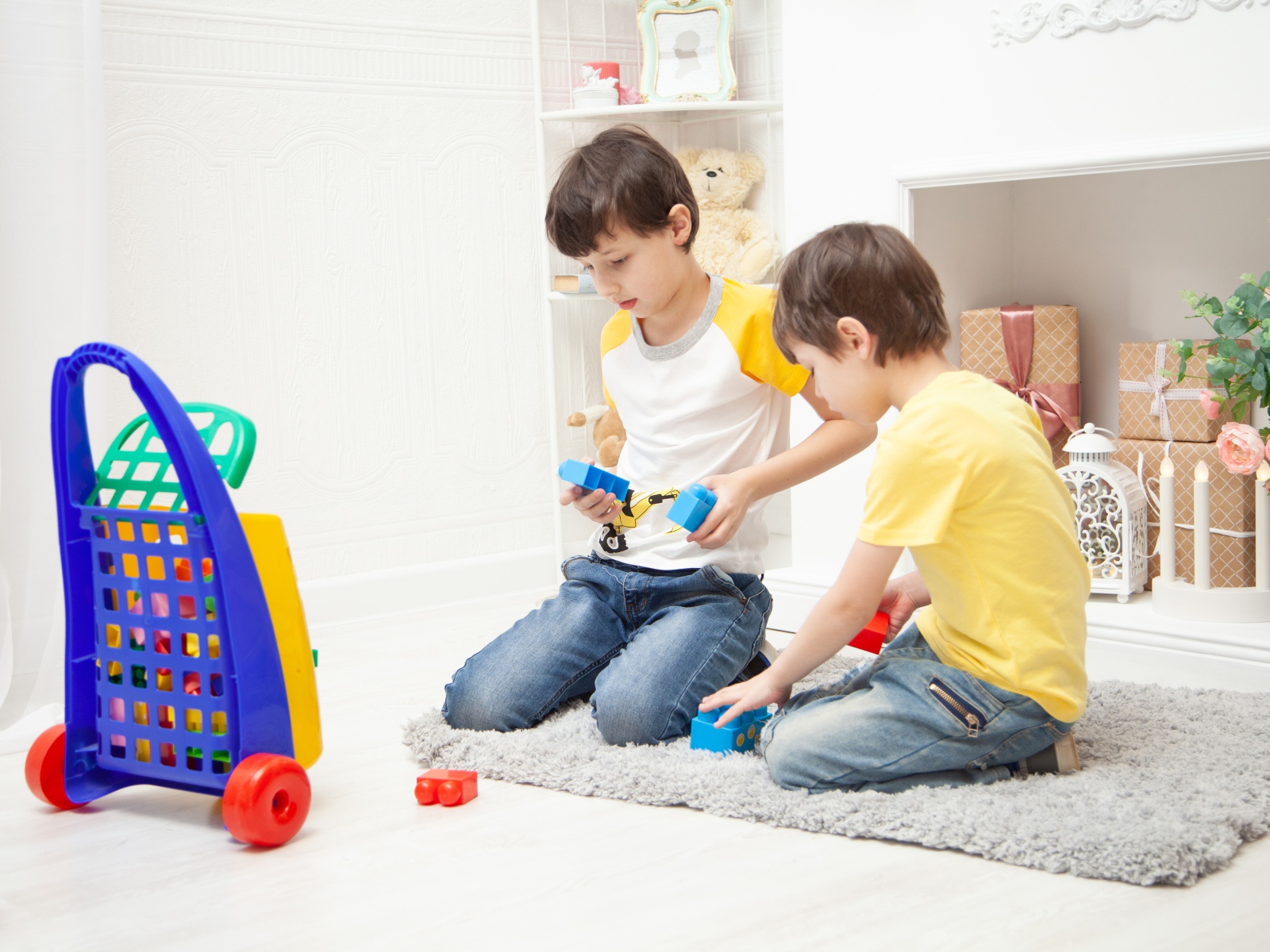 Два маленьких мальчика играет на полу