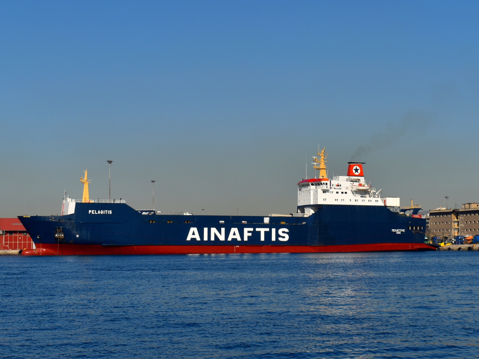 Грузовой танкер Ainaftis в гавани 