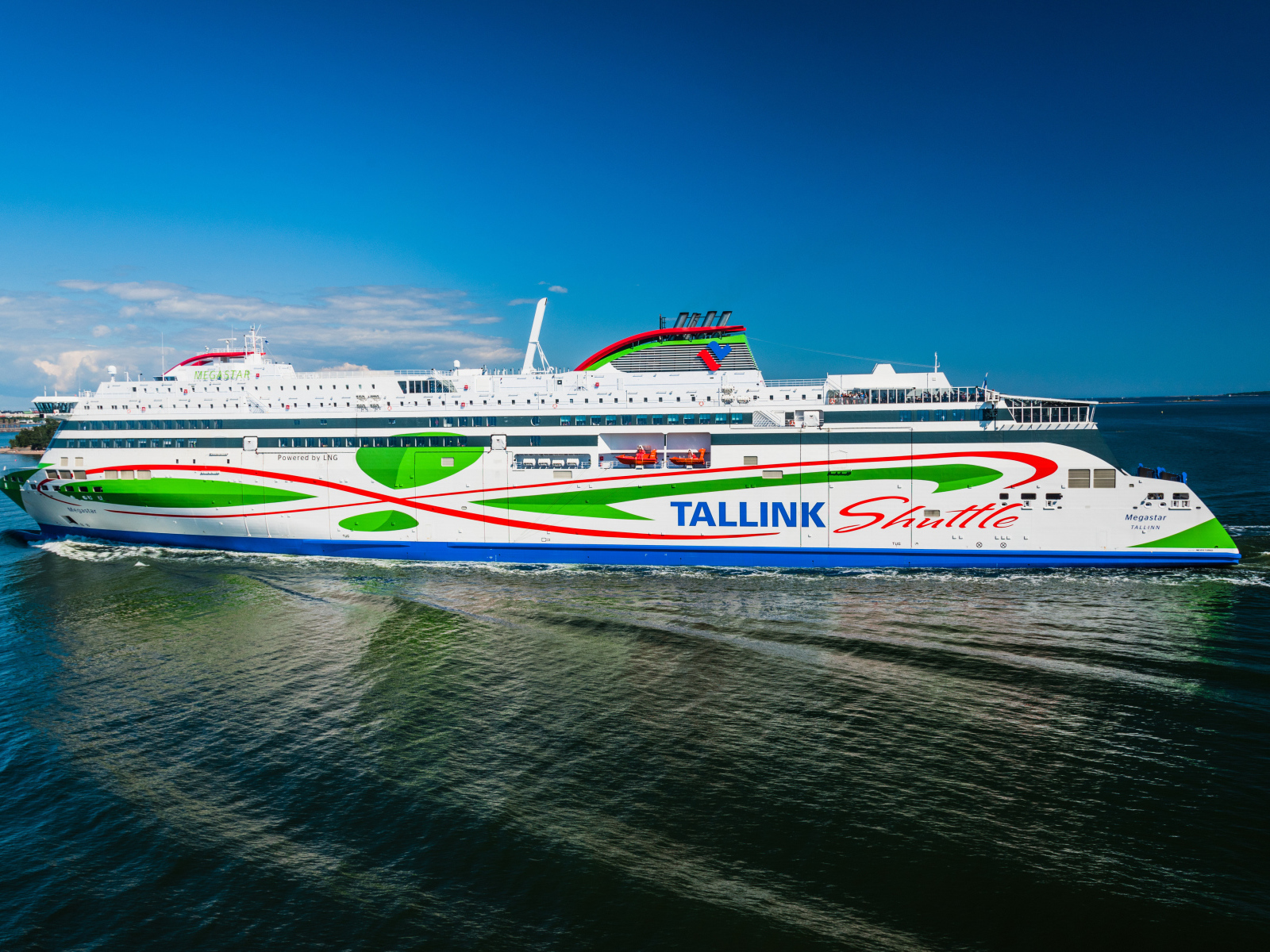 Большой круизный корабль Tallink в море 