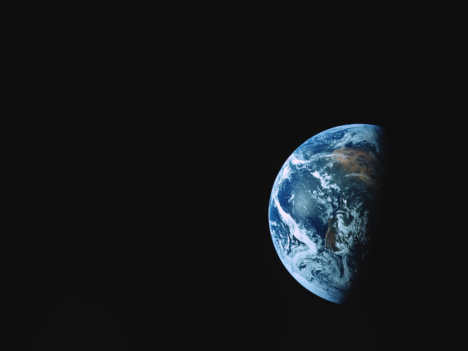 Тень падает на планету Земля