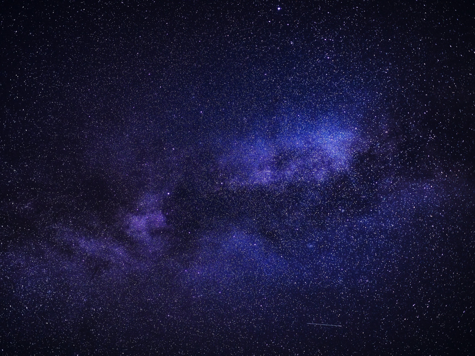 Млечный путь и звезды в синем ночном небе