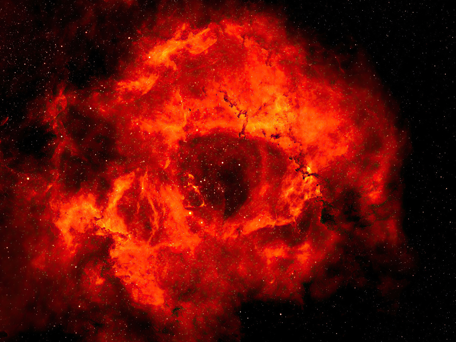 Красная туманность в космосе на черном фоне