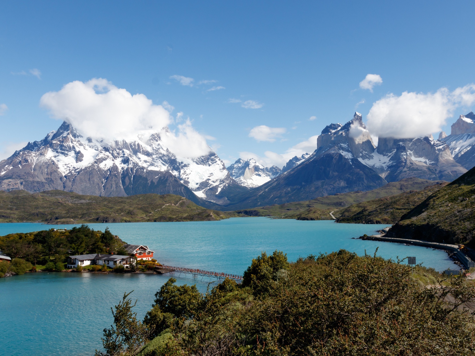Красивый вид на заснеженные горы у озера, Чили 