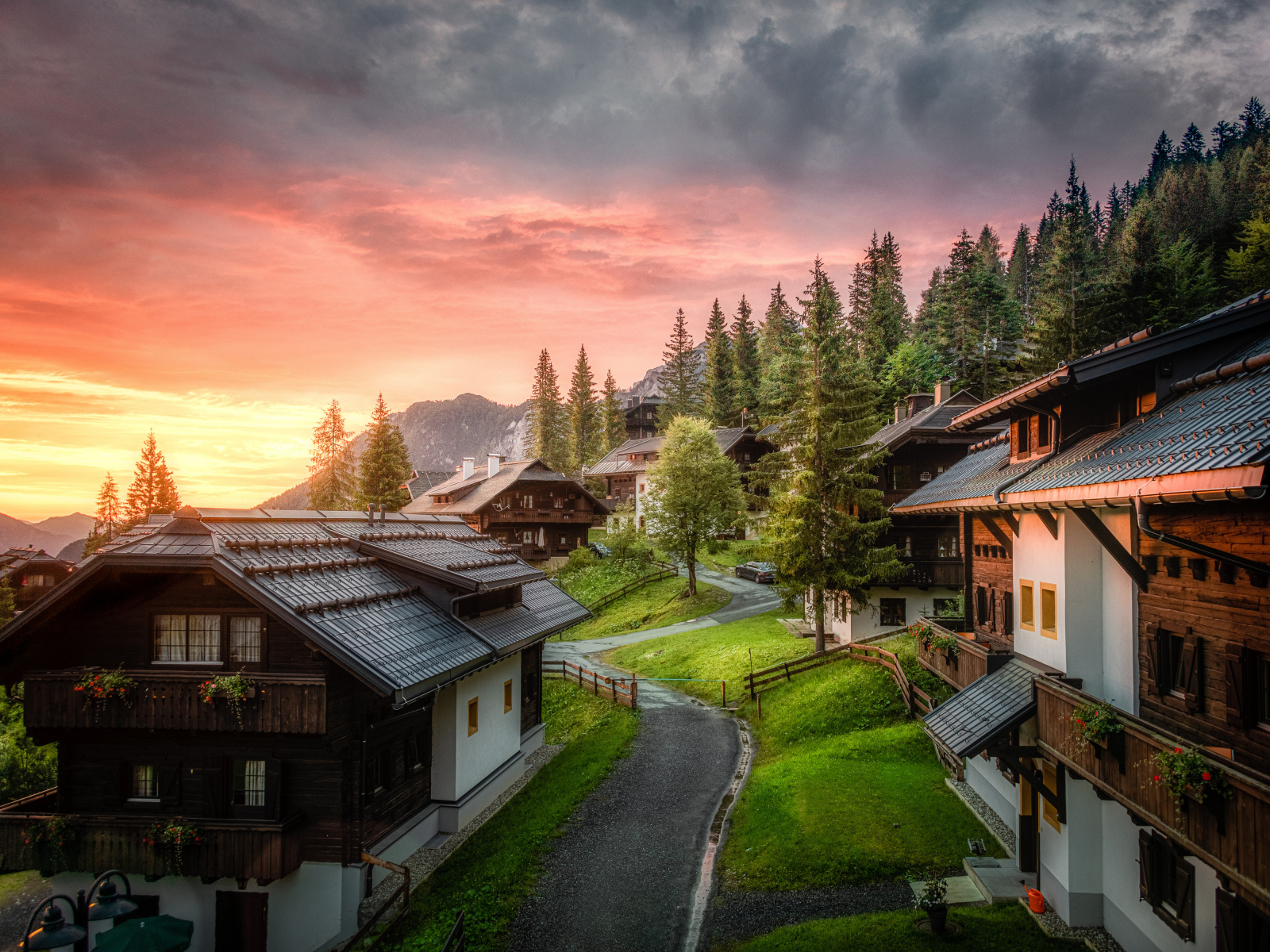 Дома у гор на закате солнца, Австрия 
