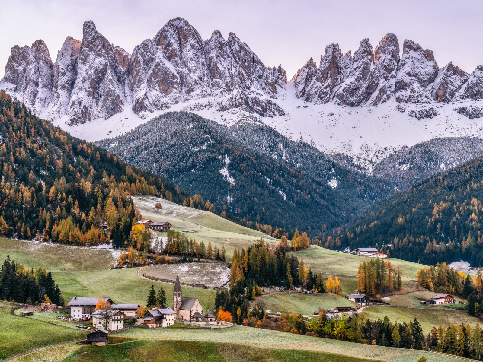 Красивый вид на заснеженные Доломитовые Альпы, Италия