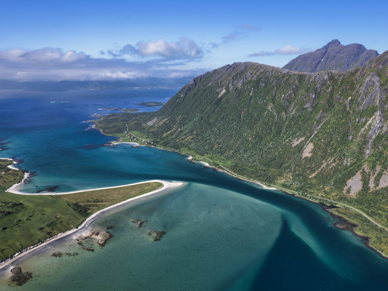 Красивый горный пейзаж у моря, Лофотенские острова, Норвегия 