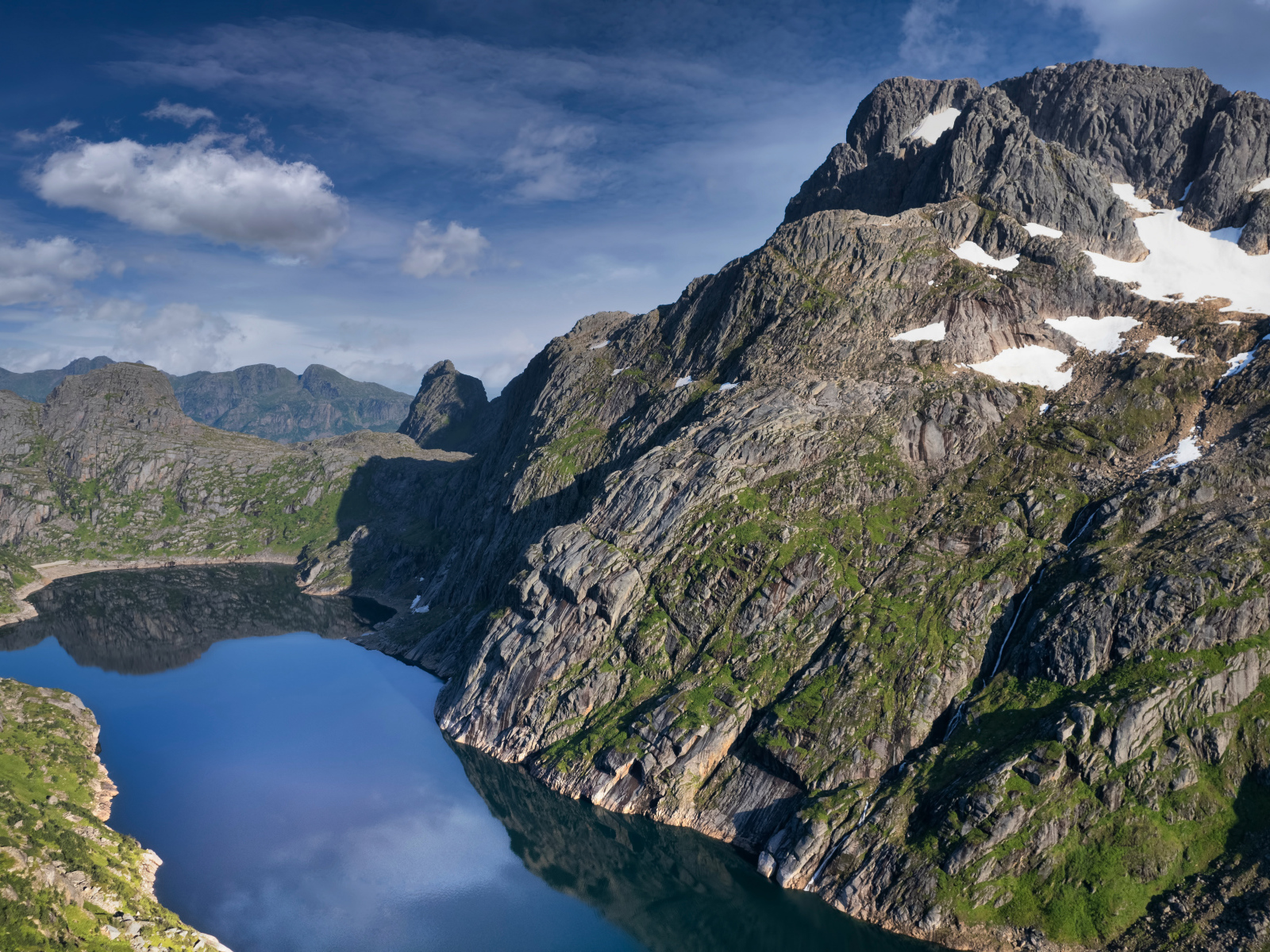 Большая серая года у озера, Лофотенские острова. Норвегия