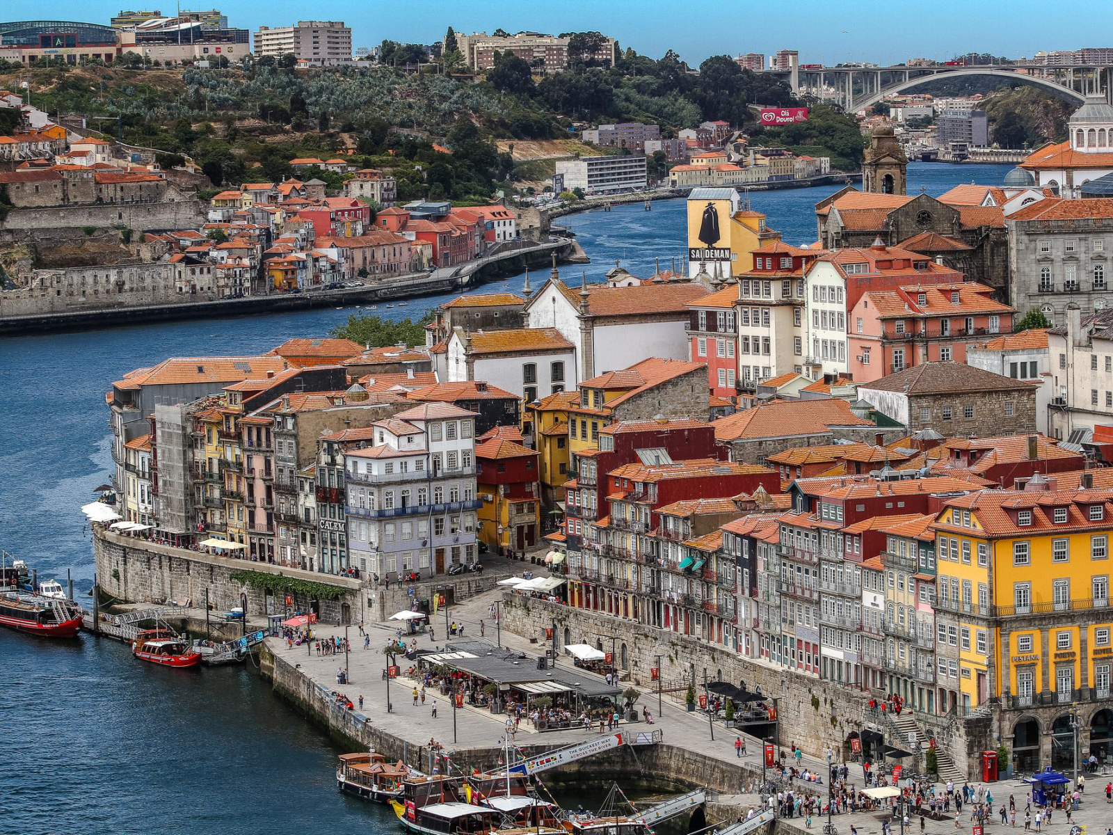 Дома на берегу реки, Португалия