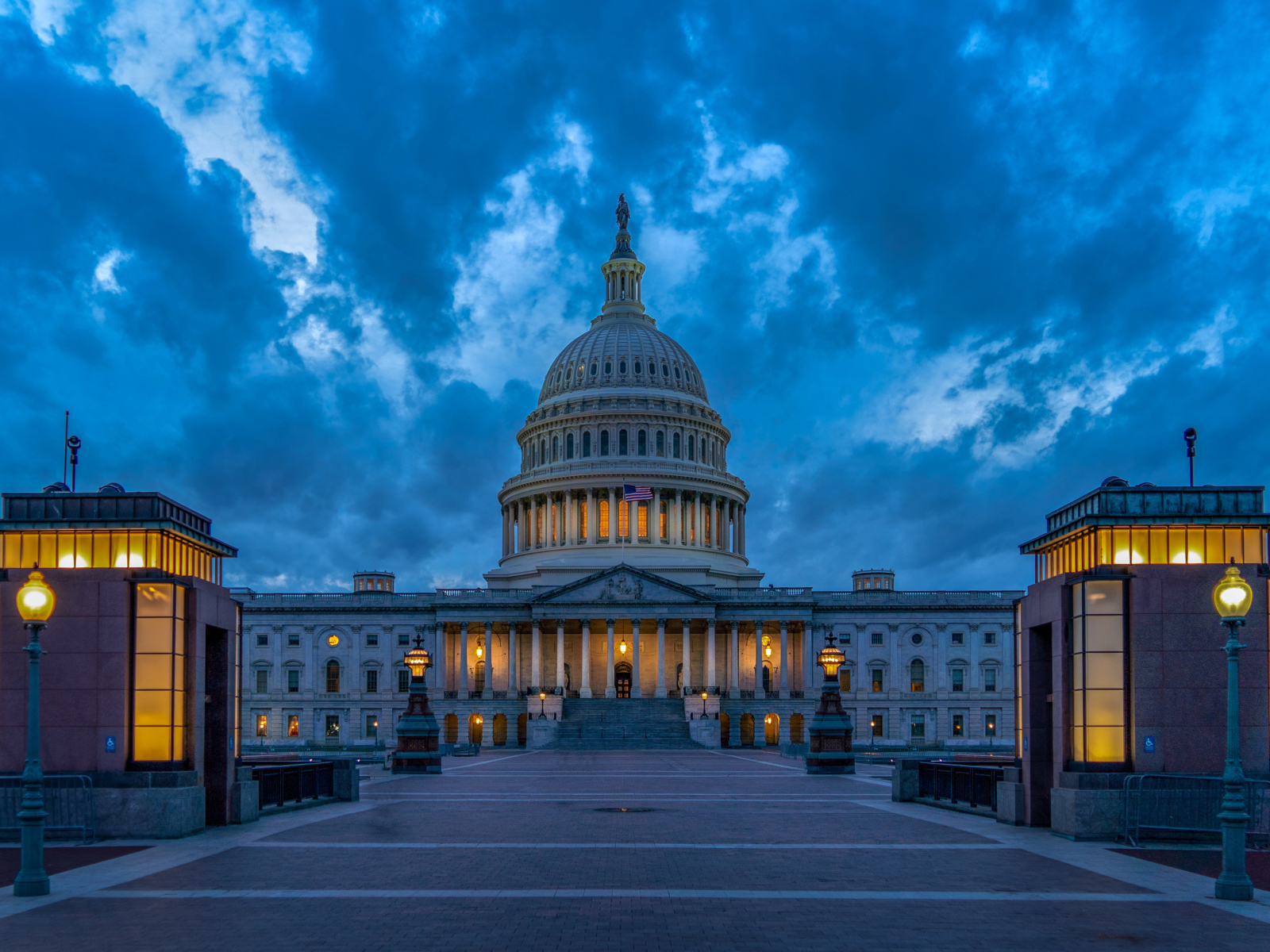 Здание Капитолия в сумерках, Вашингтон. США