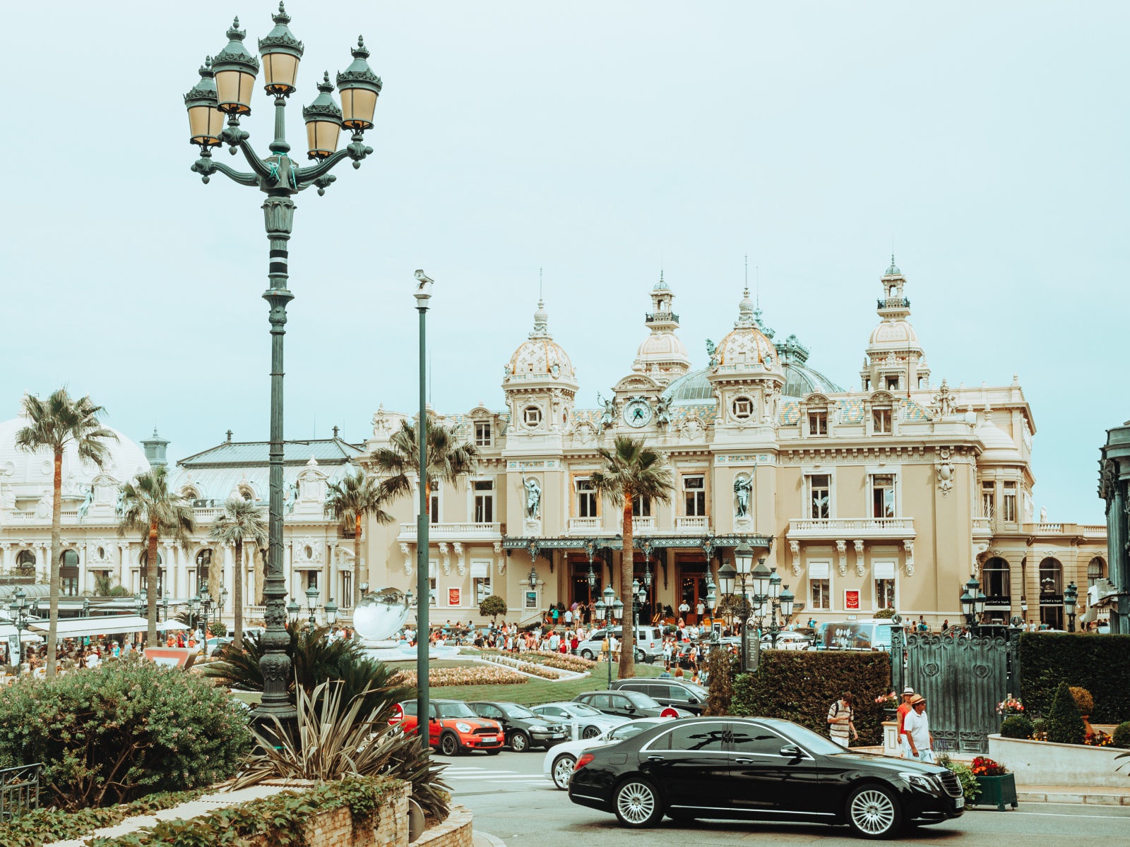 Красивое здание казино в городе Монте-Карло, Монако