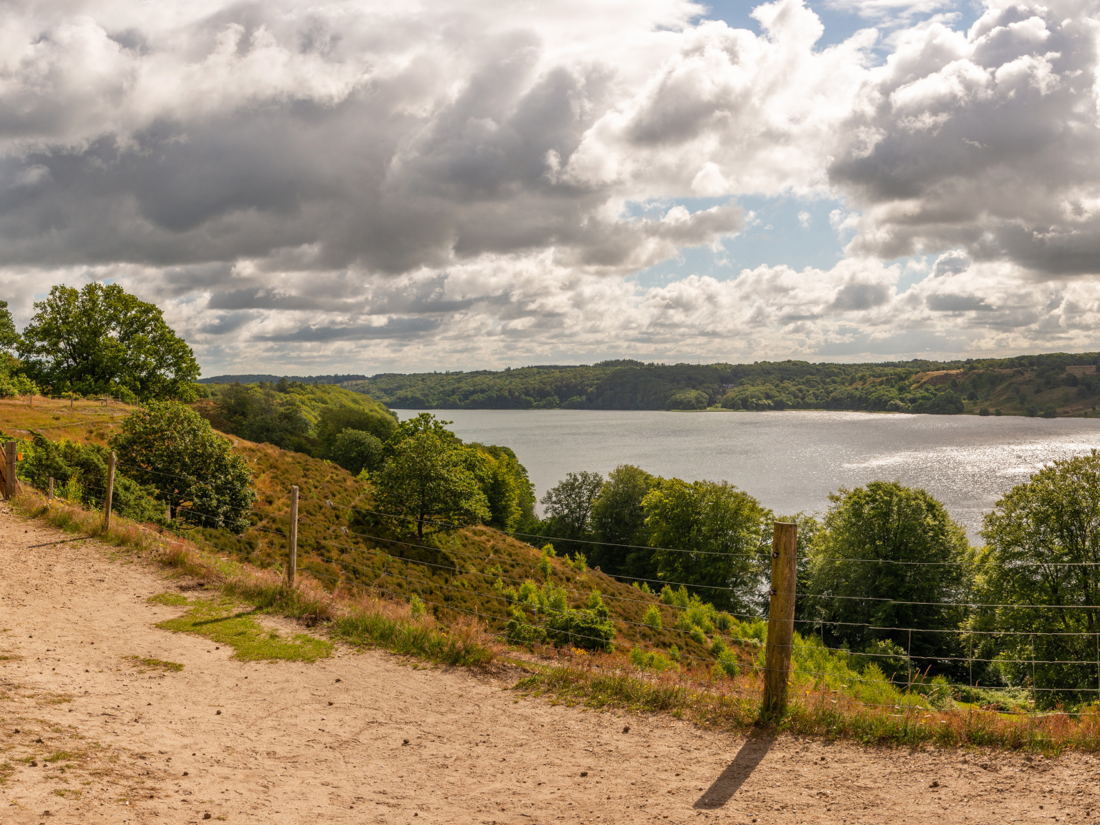 Низкие густые облака над рекой, Дания