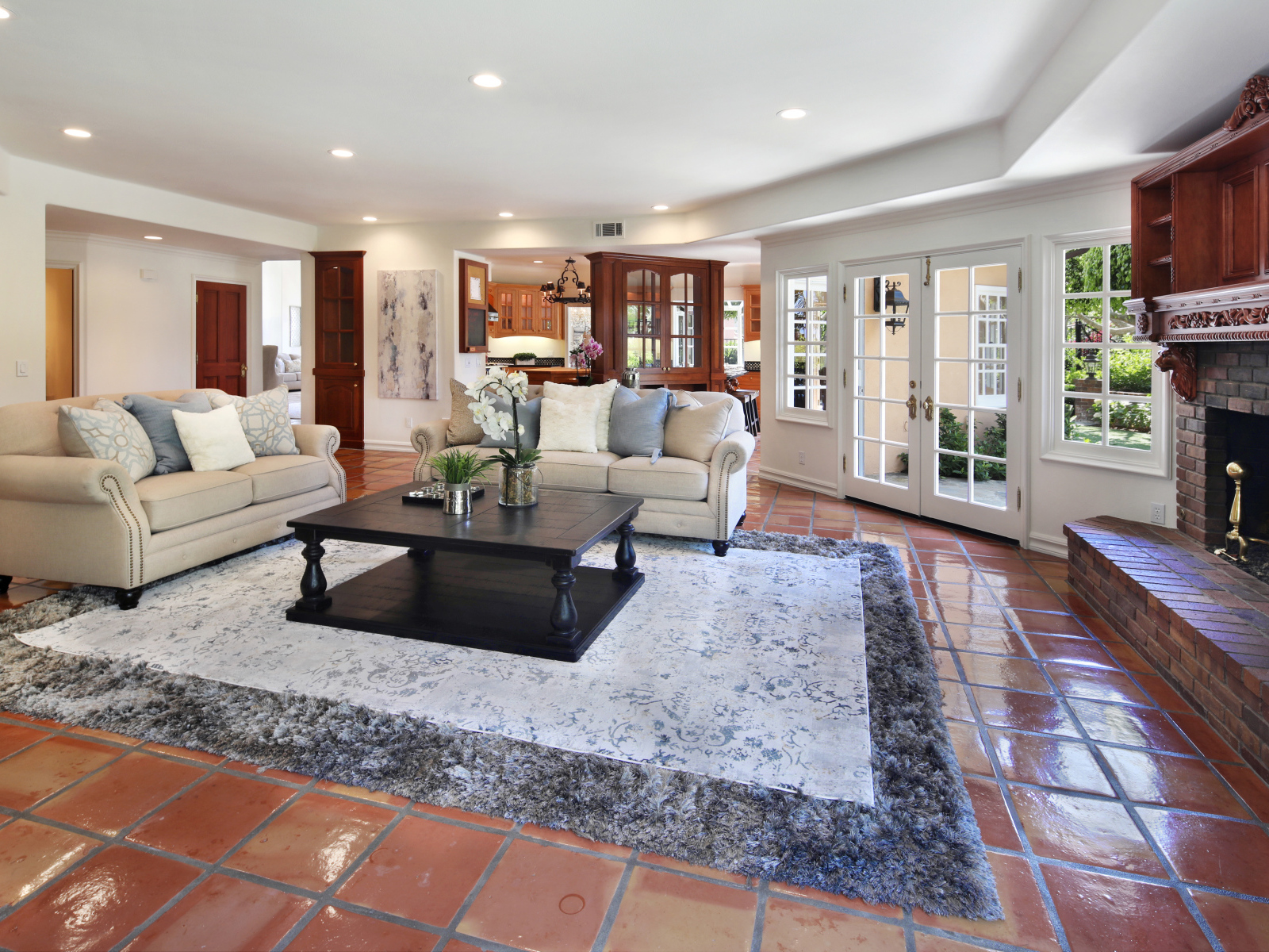 Комната в дорогом двухэтажном доме с камином