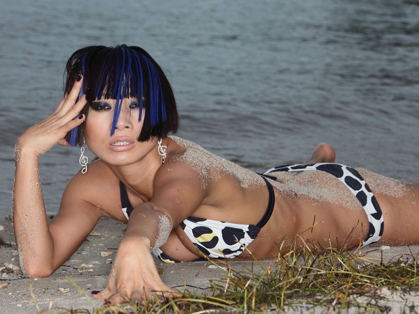 Актриса Бай Лин на пляже