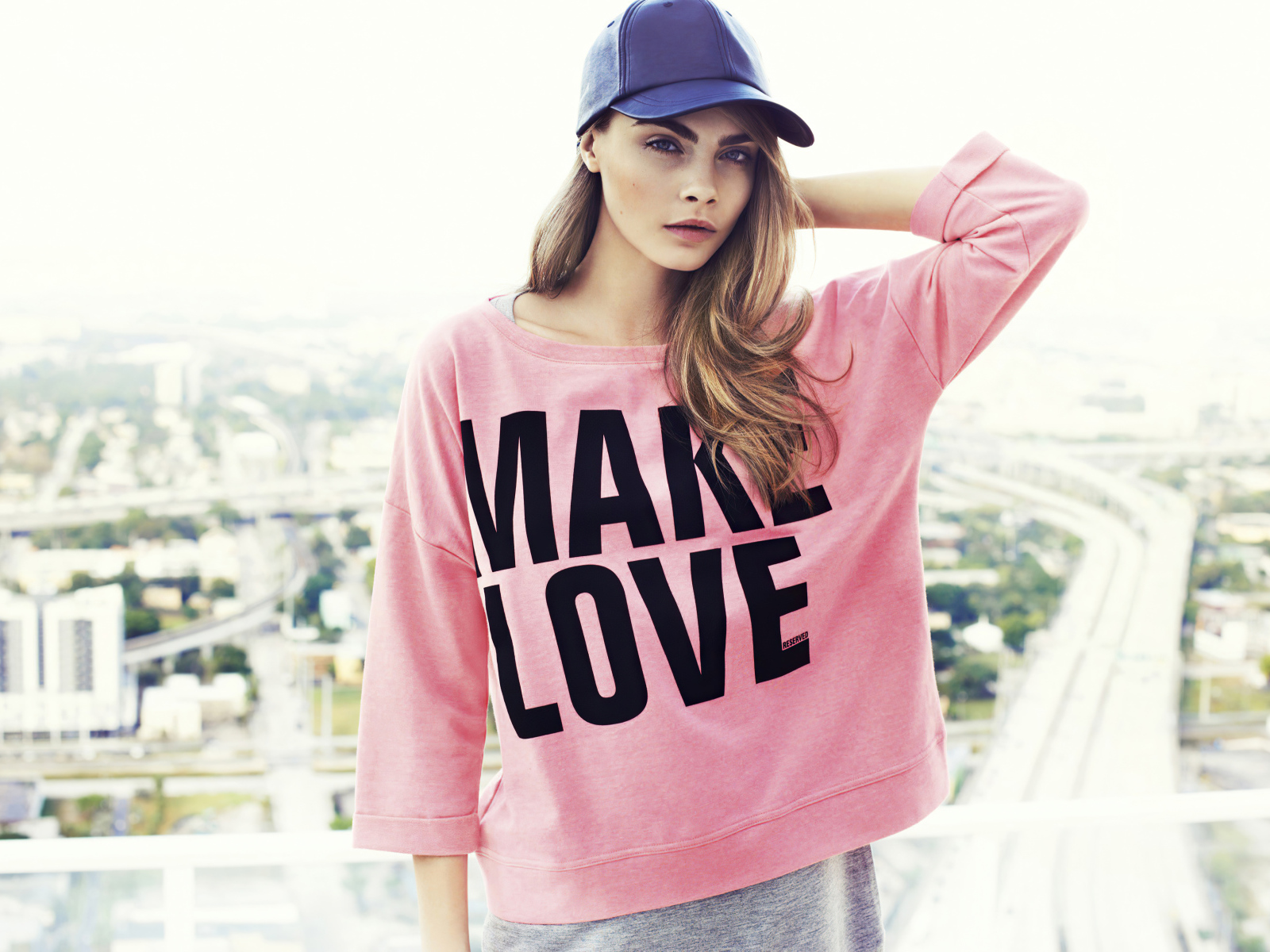 Актриса Кара Делевинь в кепке