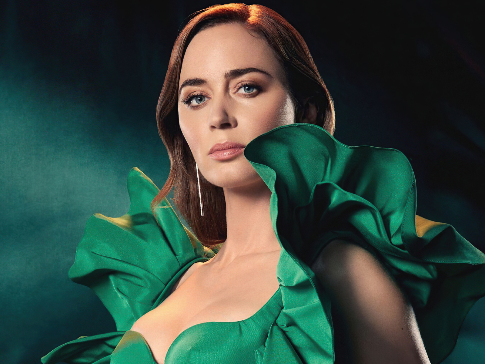 Актриса Эмили Блант в зеленом платье