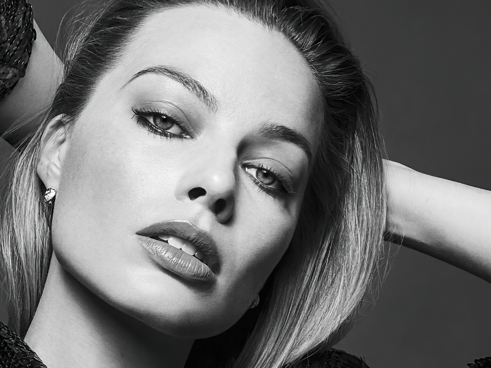 Актриса Марго Робби черно-белое фото