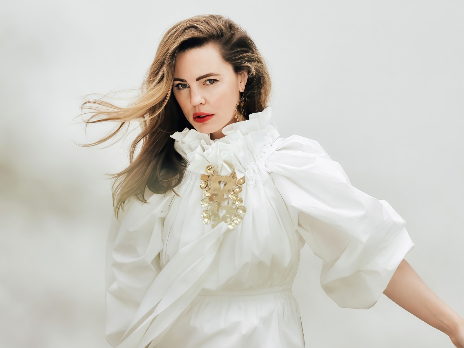 Актриса Мелисса Джордж в белом платье