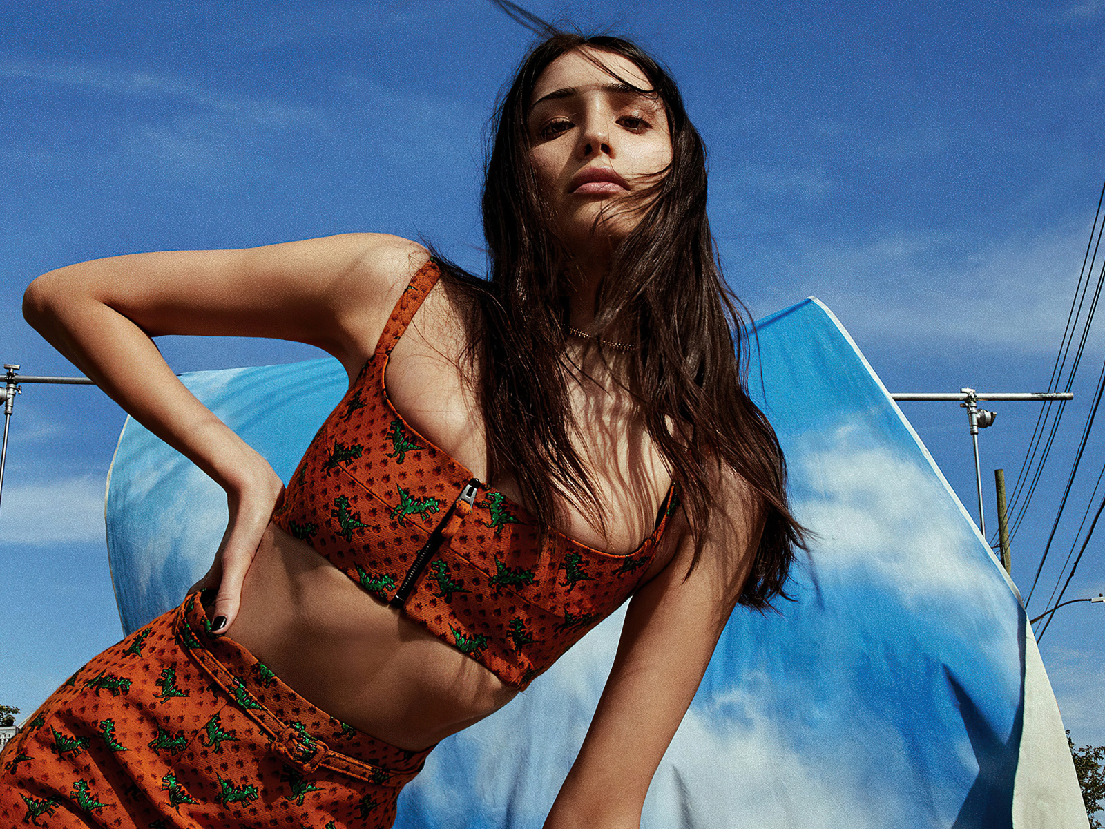 Актриса Цион Морено на фоне неба