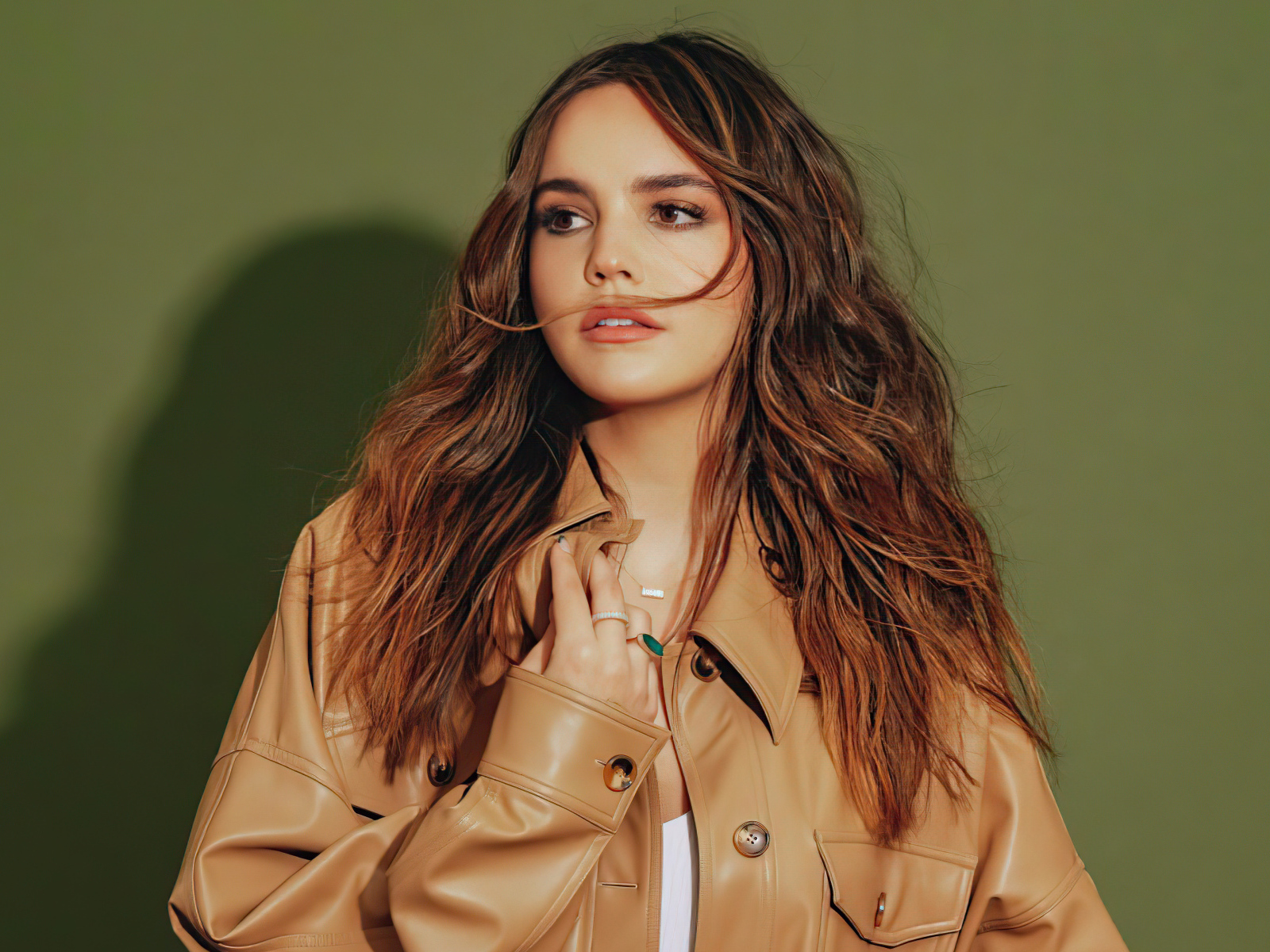 Американская актриса Бэйли Мэдисон в куртке