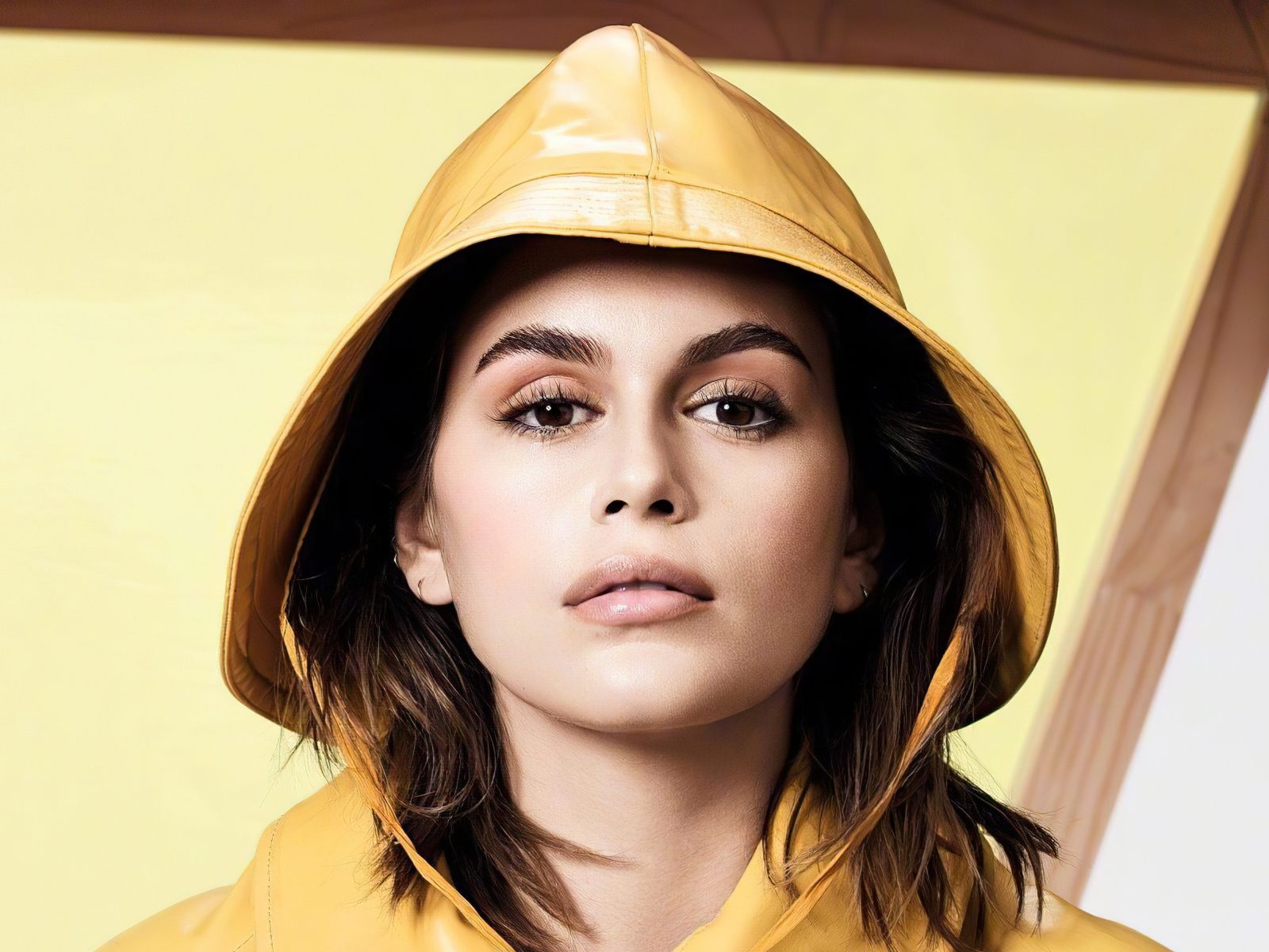 Американская актриса и модель Кайя Гербер в капюшоне